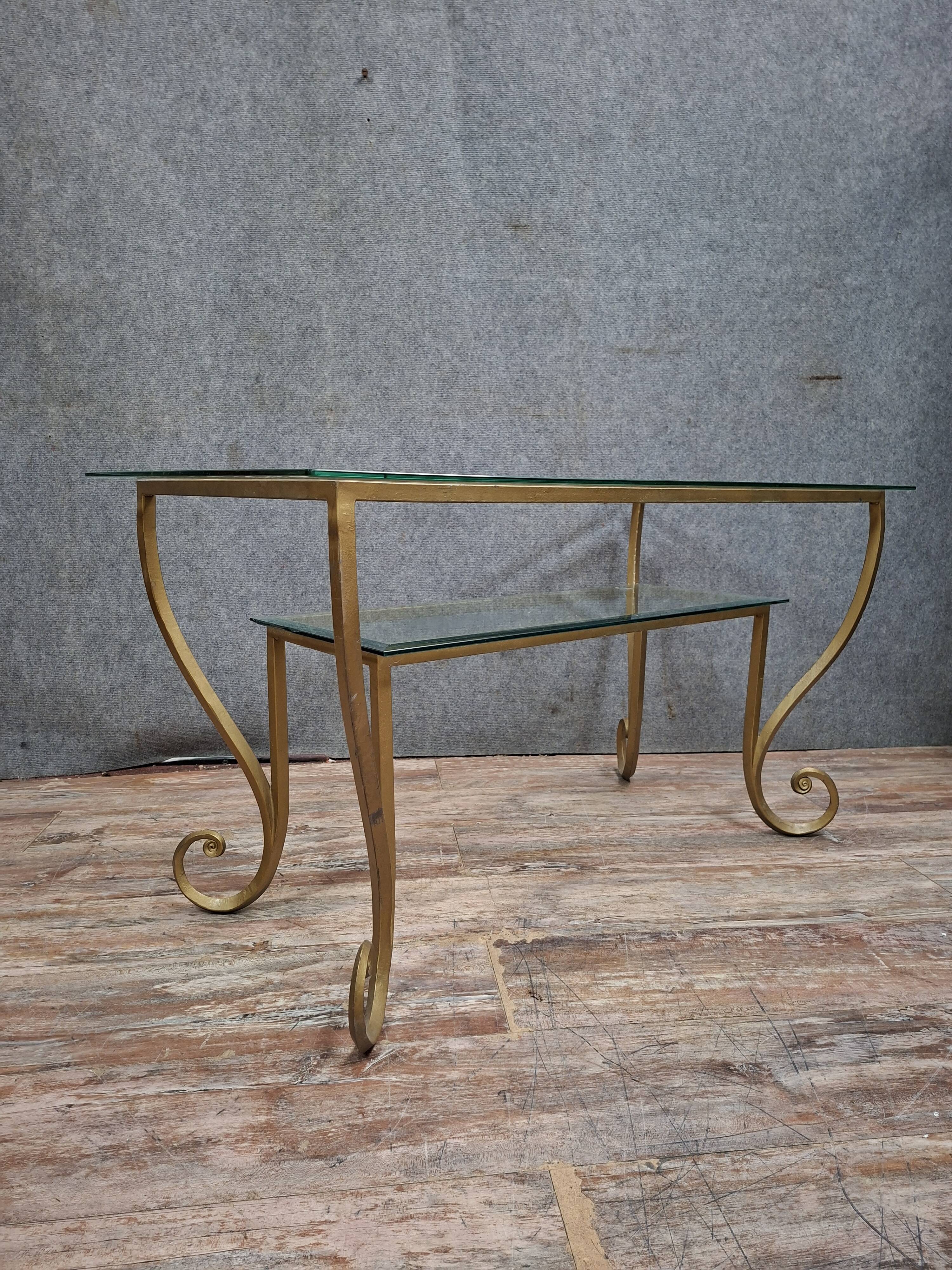 Table basse en laiton et verre gravé dans le goût de la Maison Jansen