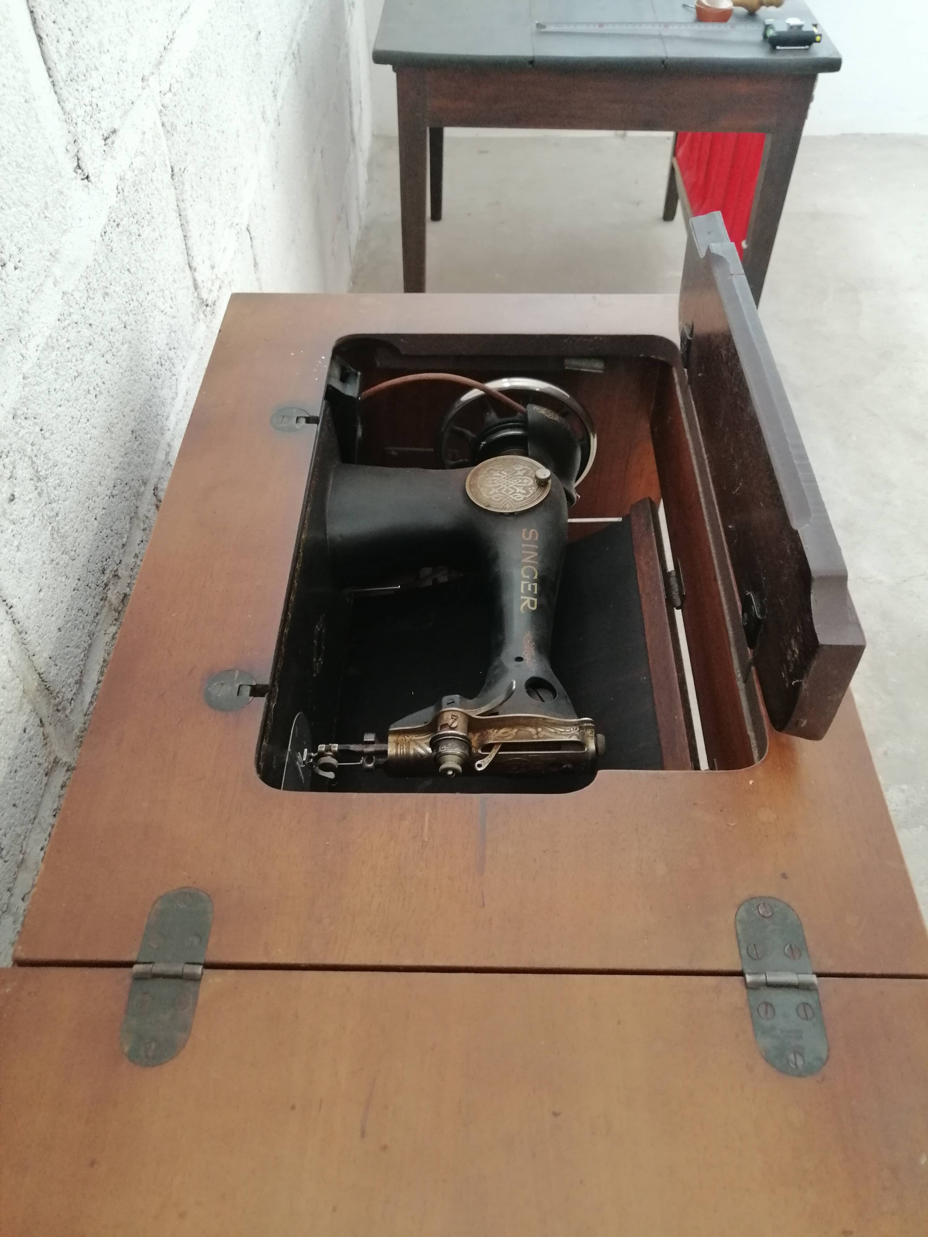 SINGER sewing machine year 30