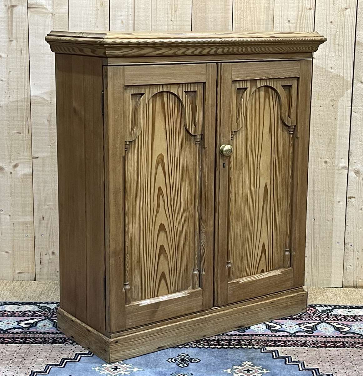 English buffet XIXth in pitch pine