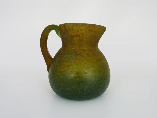 Pichet en pâte de verre marmoréen orange et vert. Signé Georges De Feure pour Daum