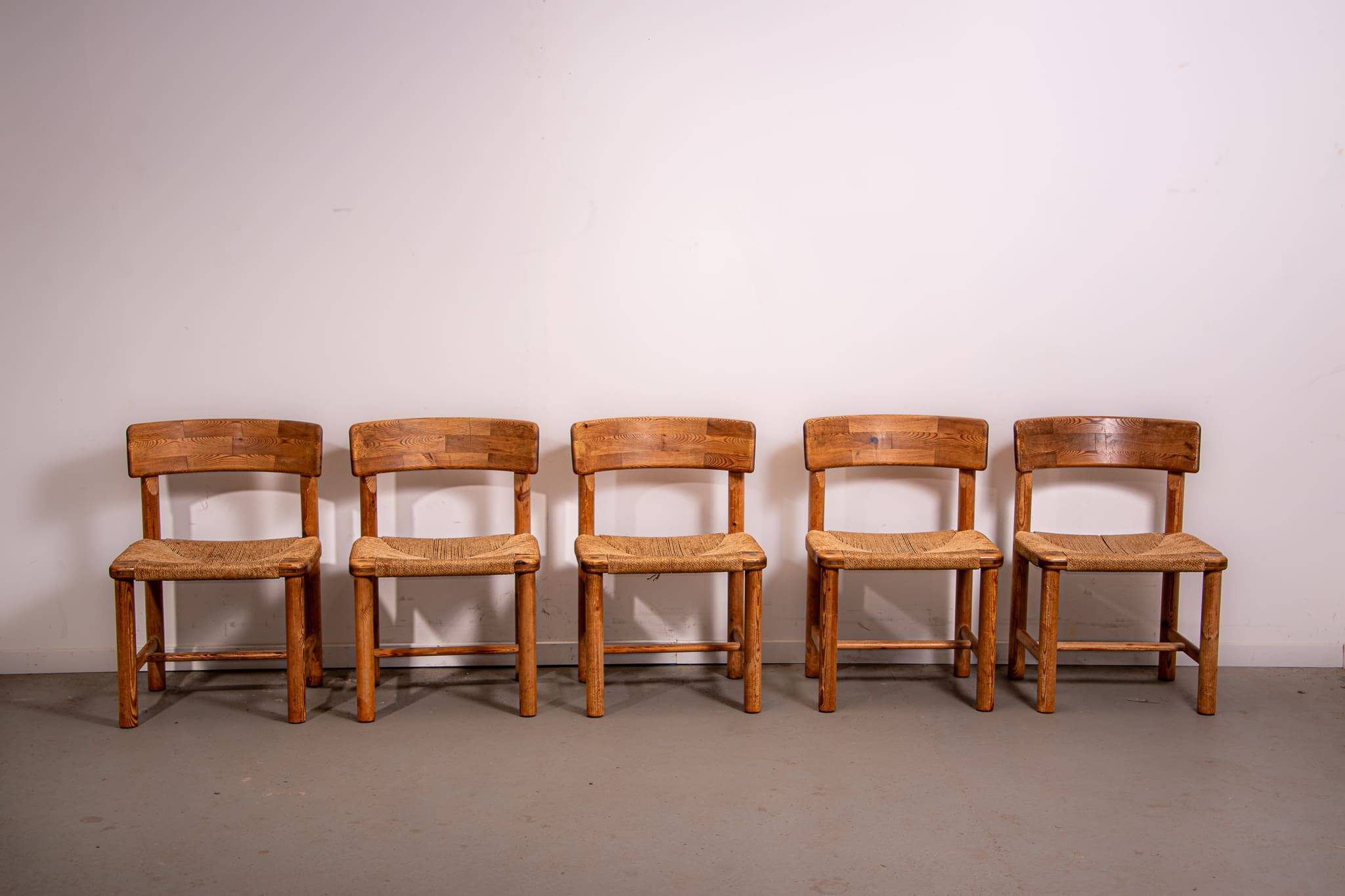 Chaises en pin et en corde de Ranier Daumiller