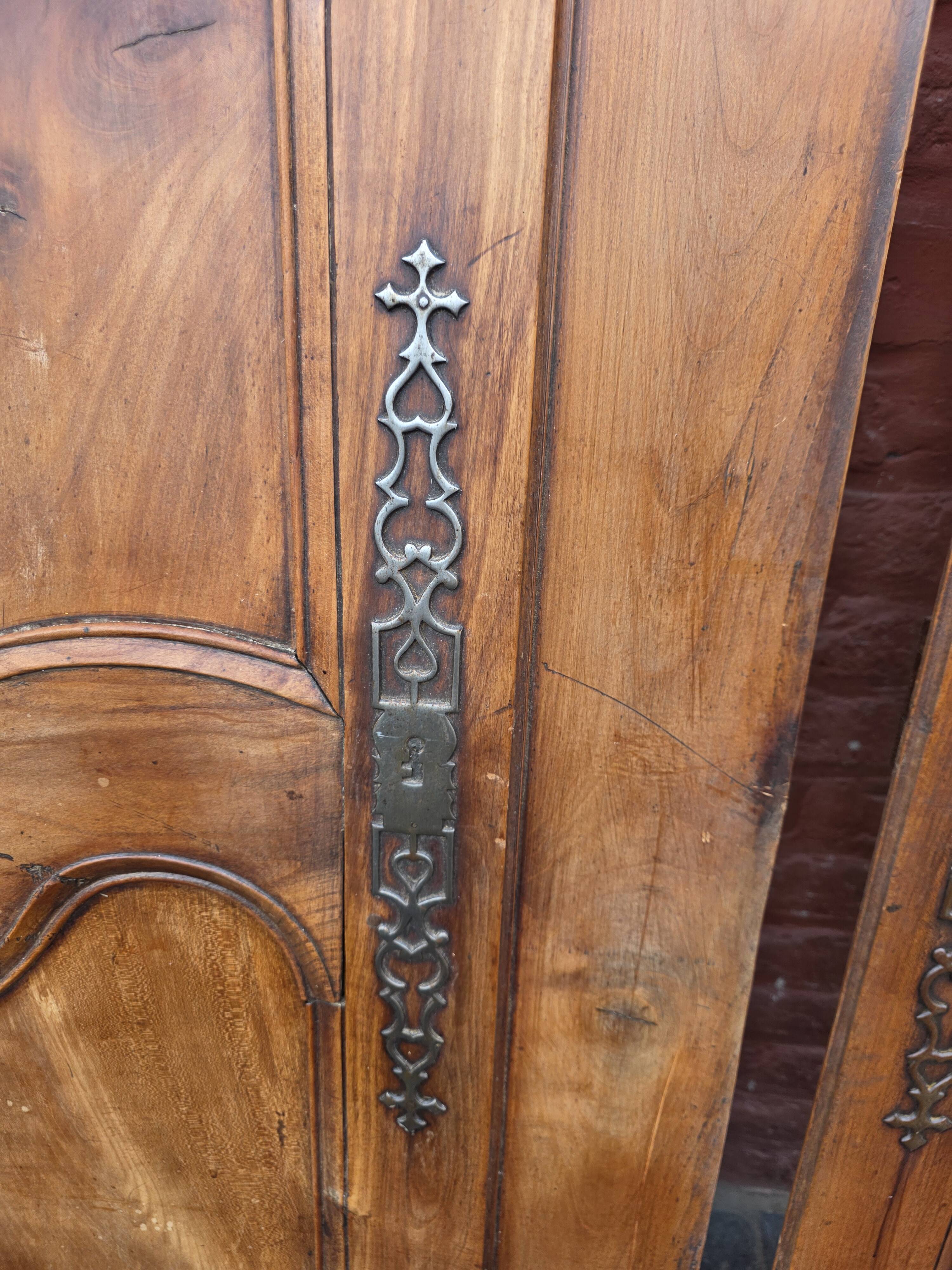 Paire de portes de placard style Louis XV en merisier massif