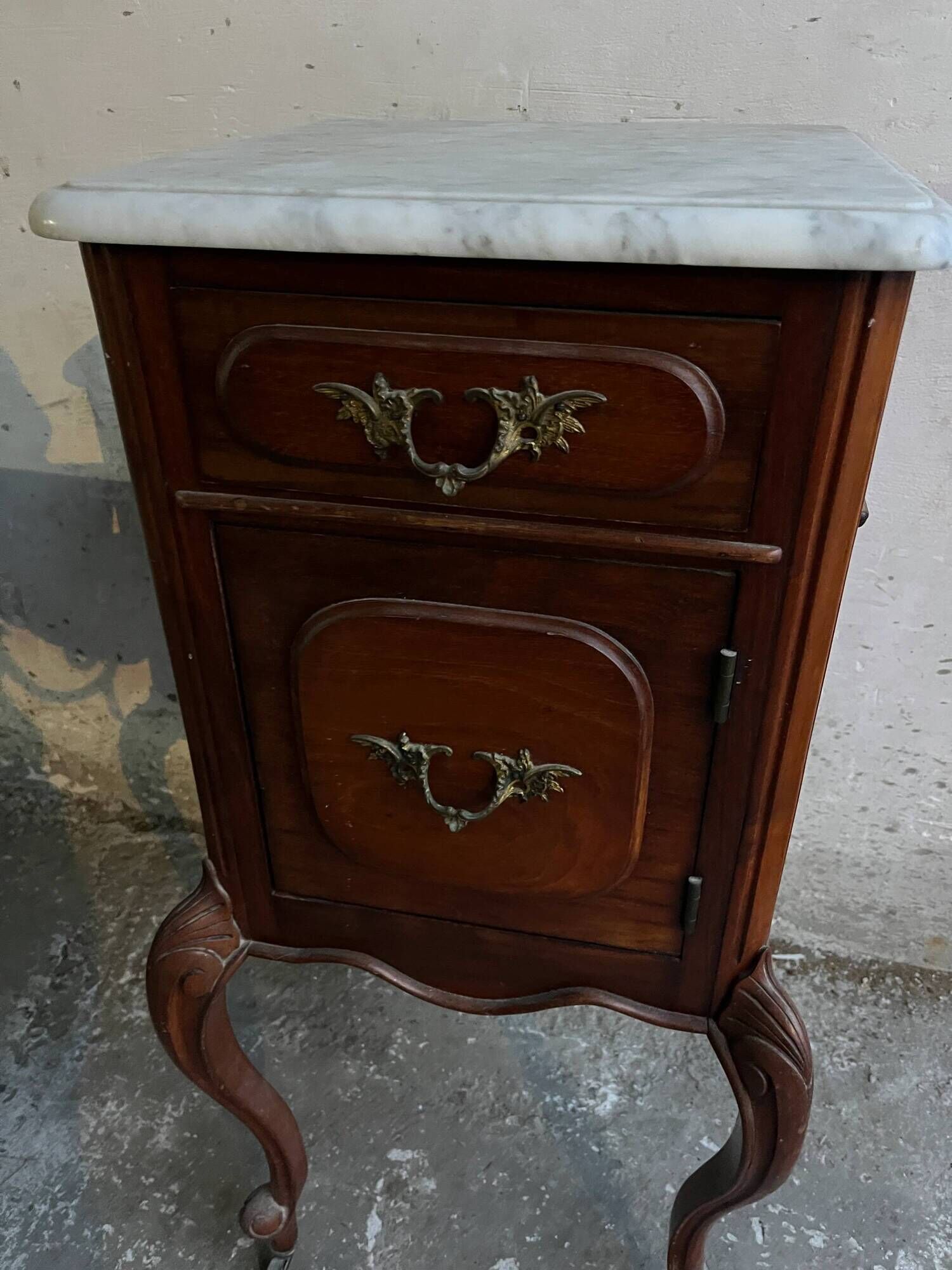 Table de chevet française style Louis XV avec plateau en marbre