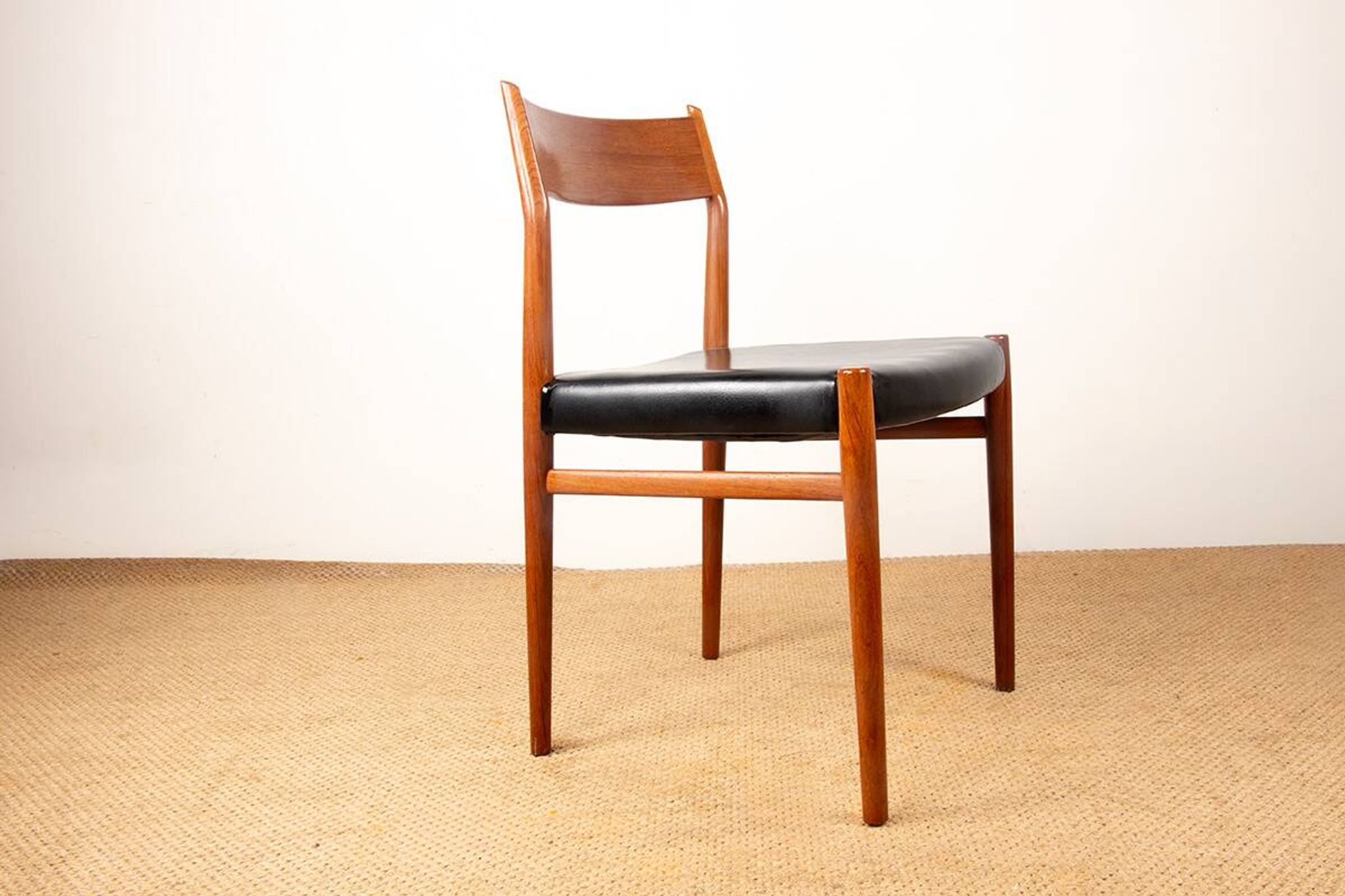 6 Danish chairs in teak and new skai, model 418 Arne Vodder 1960.