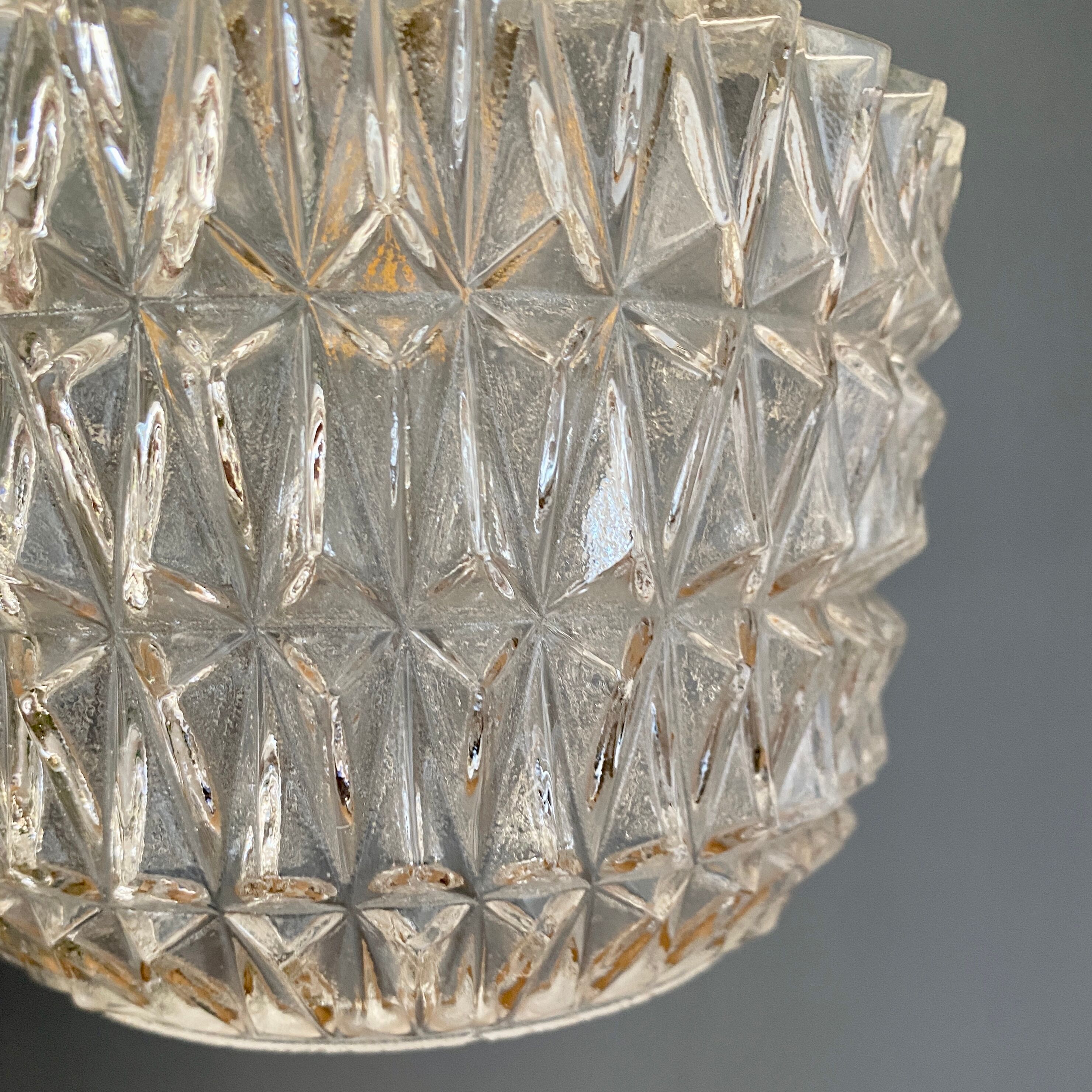 Suspension globe vintage en verre moulé transparent