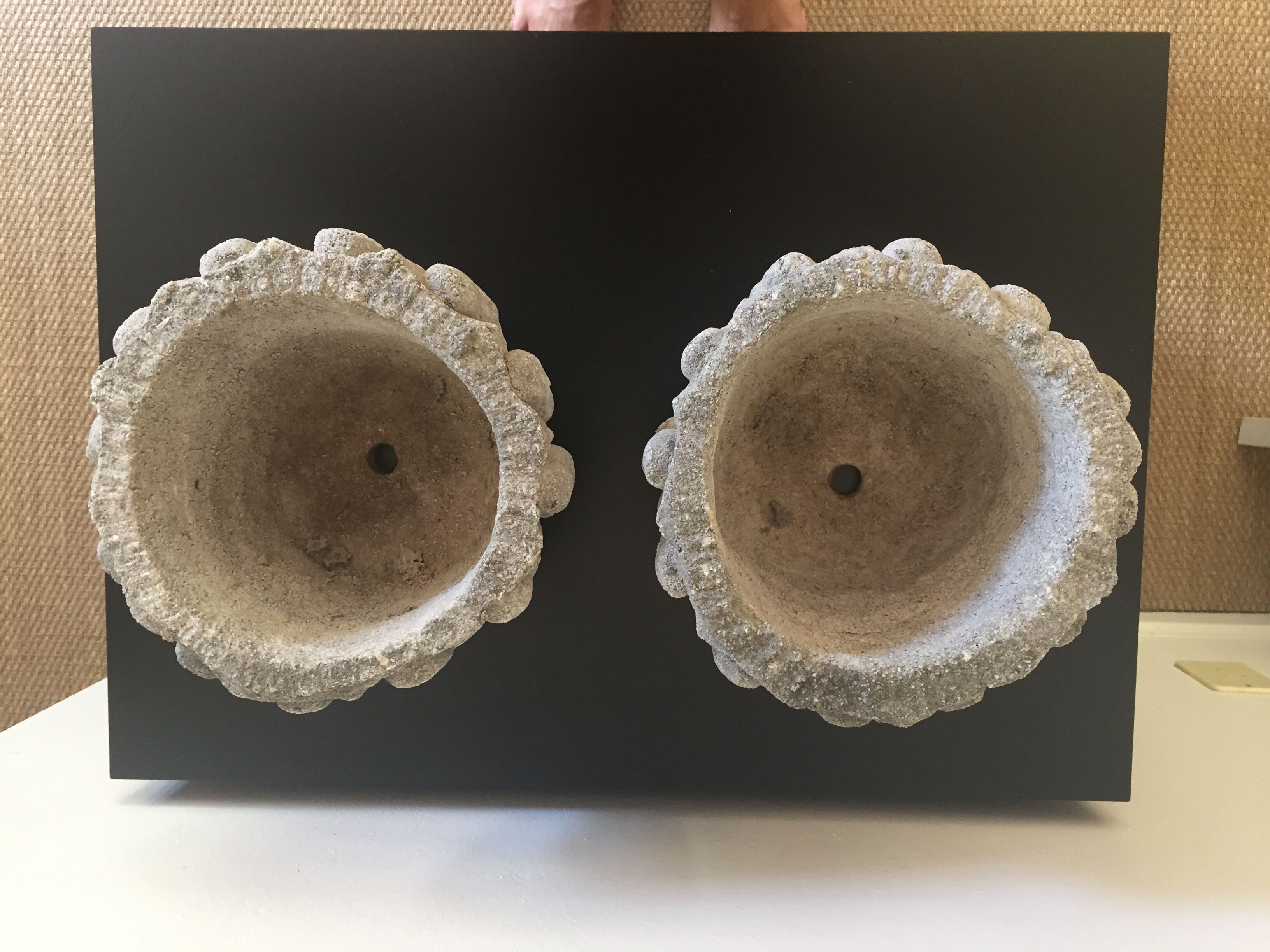 2 old decorative pots