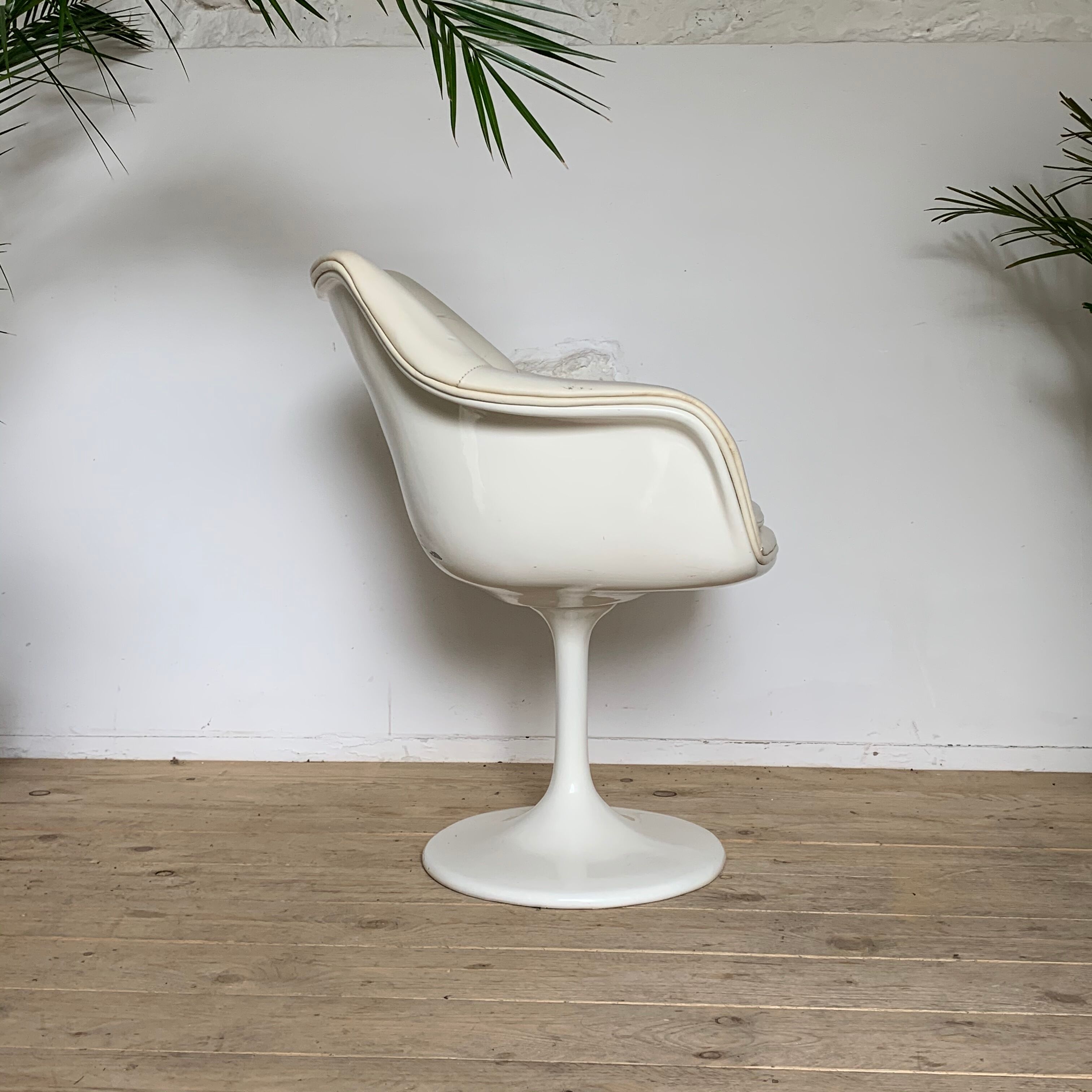 Vintage swivel desk foot tulip in white leather