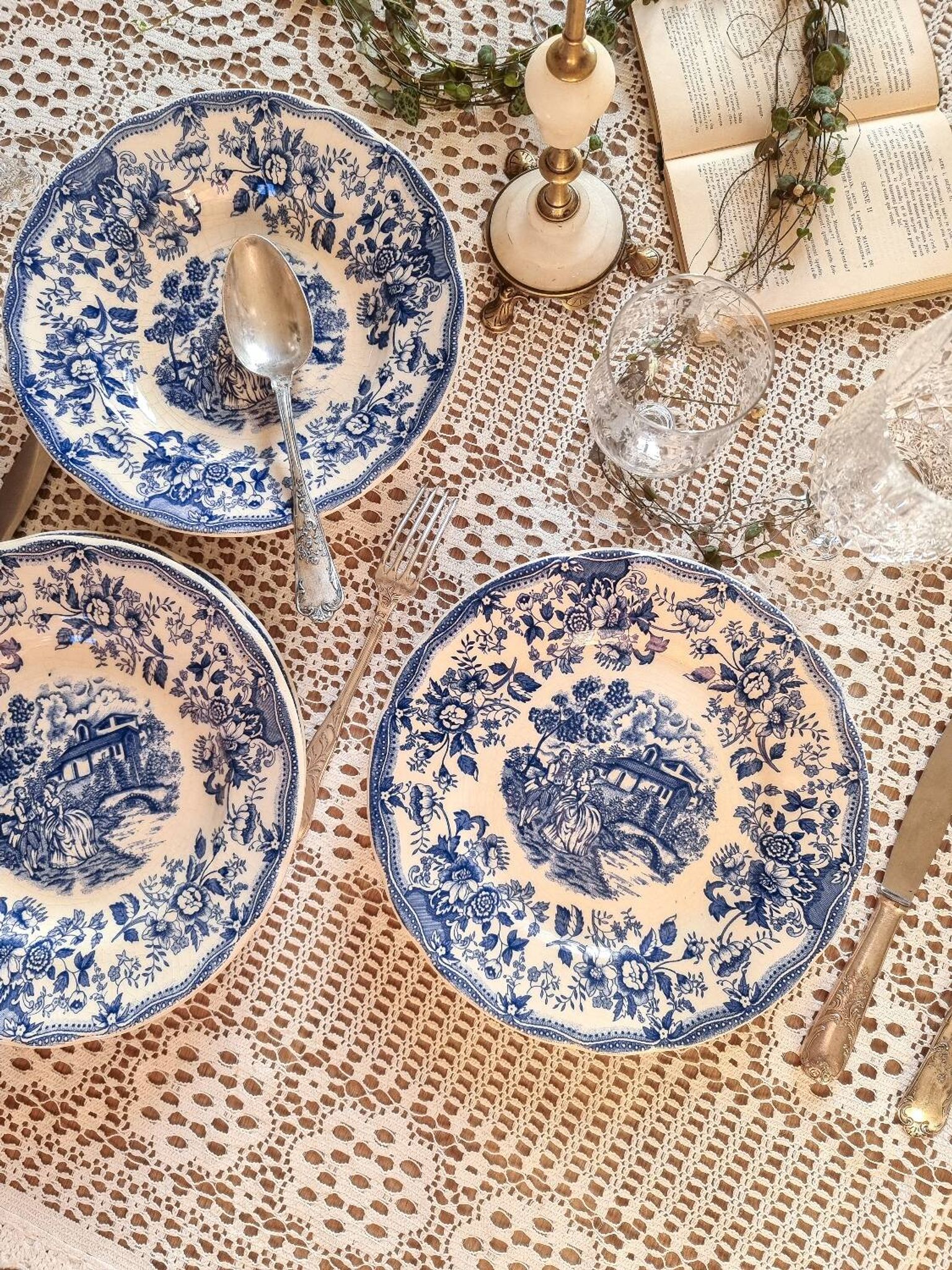 7 assiettes plates, terre de fer, Italie