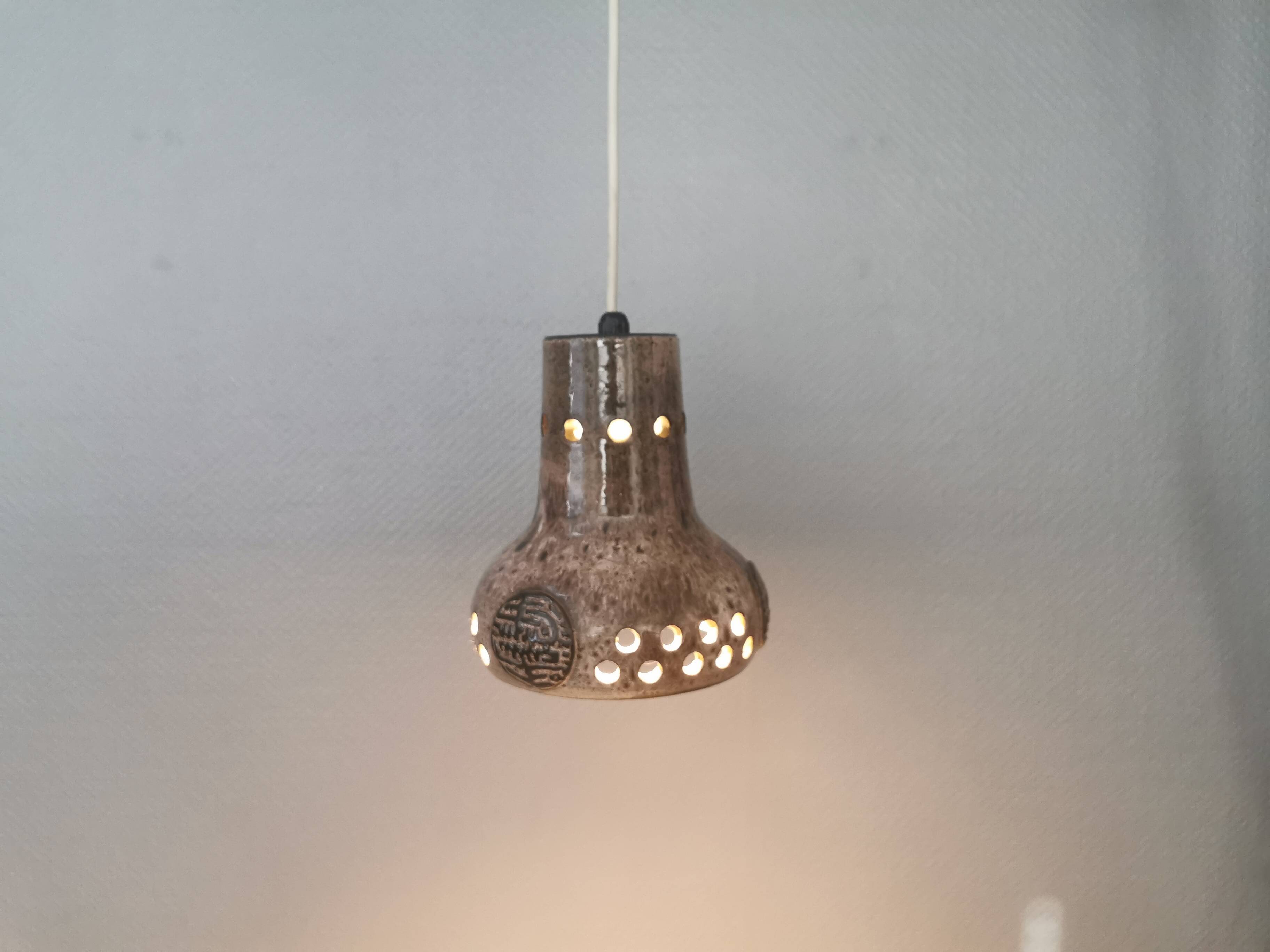 Small ceramic hanging lamp, Danish and from the 1980s.