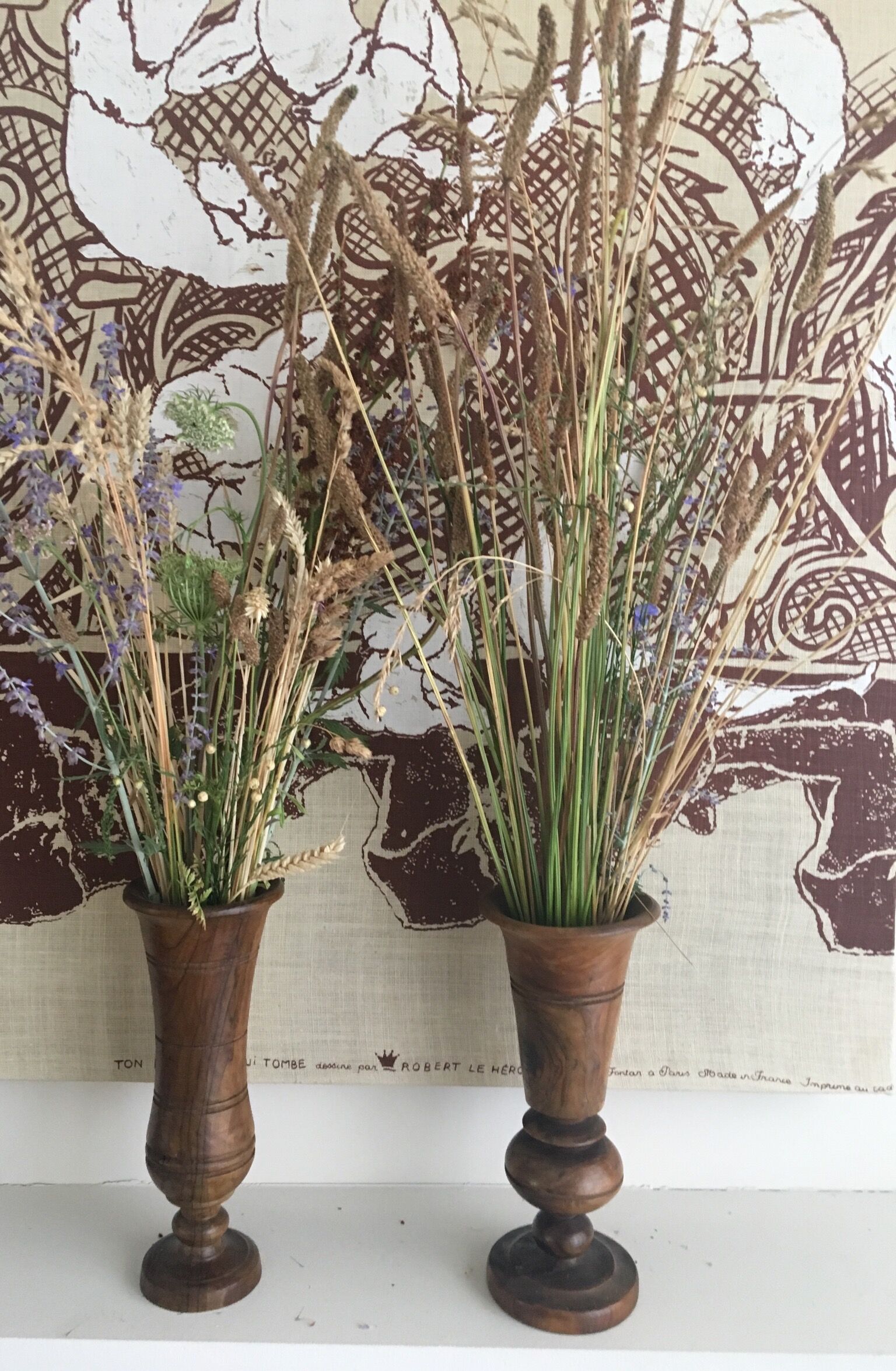 Paire de vases en noyer