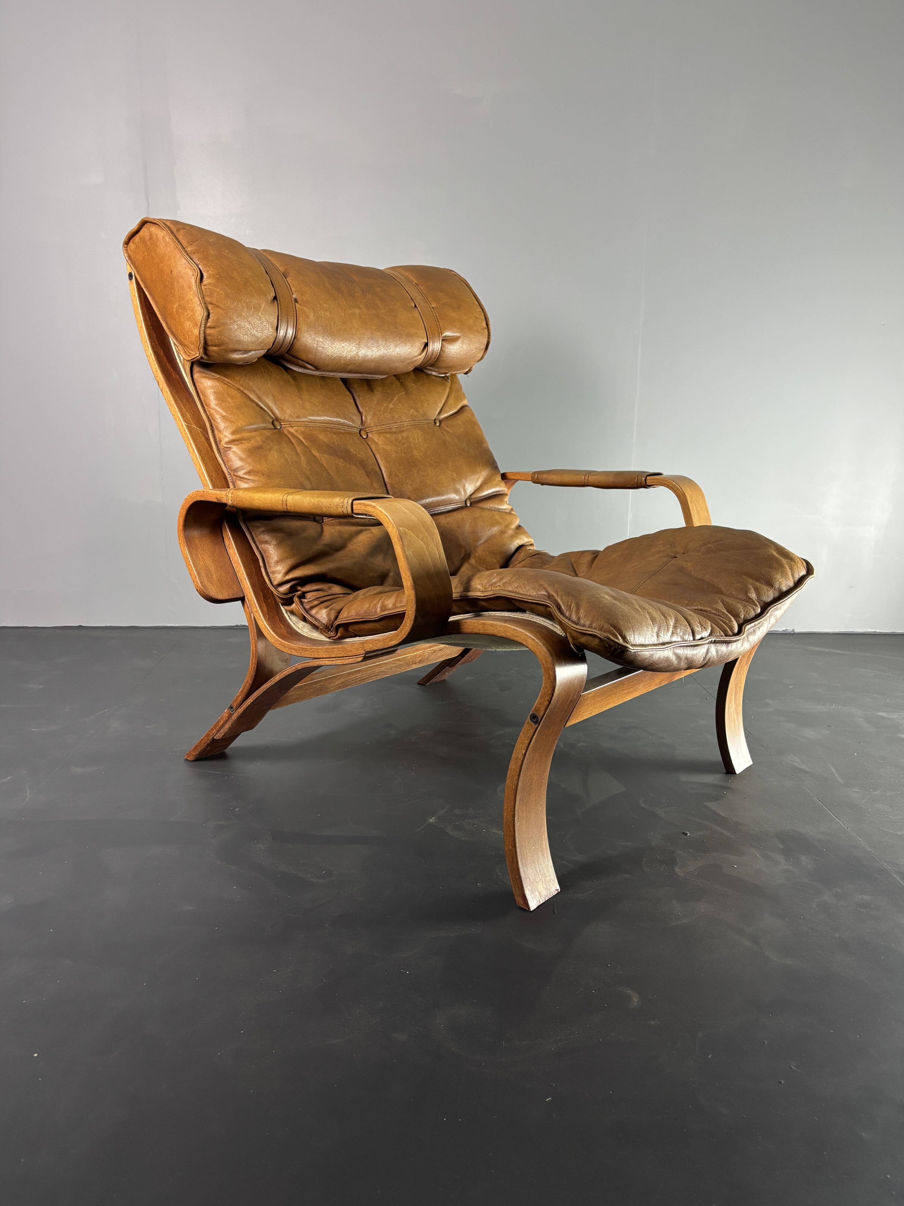 Fauteuil de salon suédois en cuir et bois courbé par Jan Bengstsson, années 1970