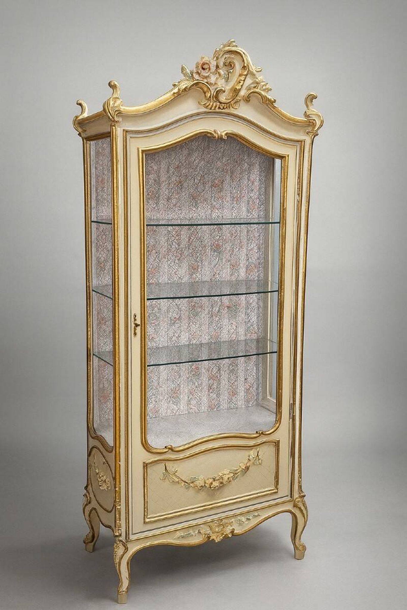 vitrine de style Louis XV