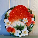 Assiette en relief à décor de fraise