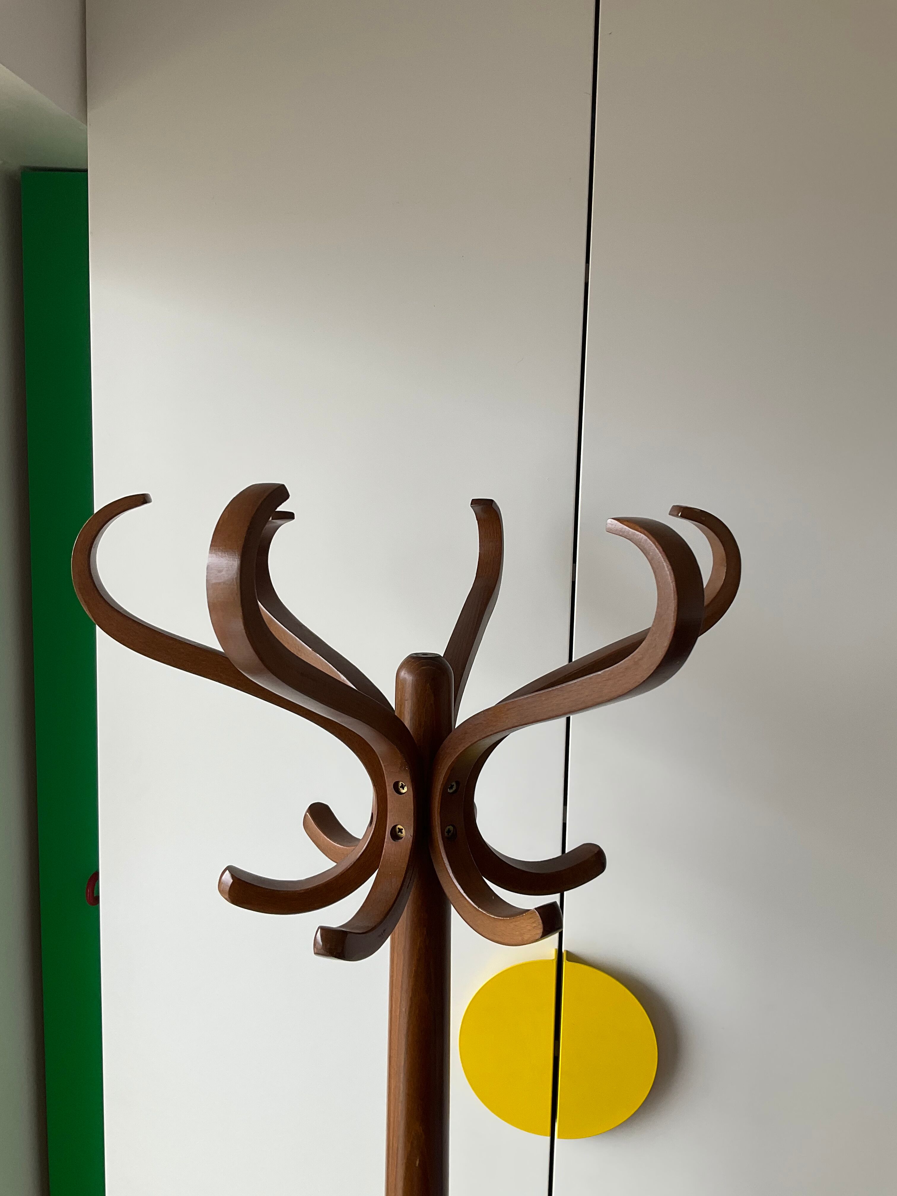 Baumann parrot coat rack