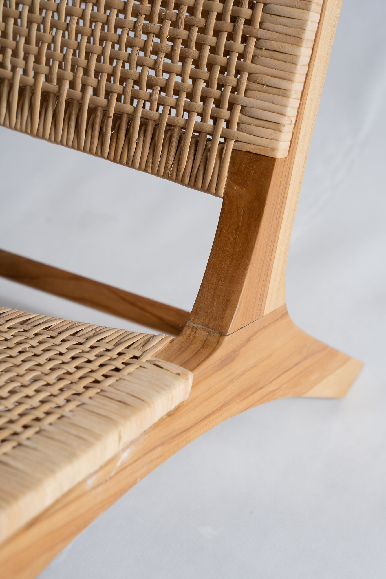 Reclining armchair in natural wood and woven rattan