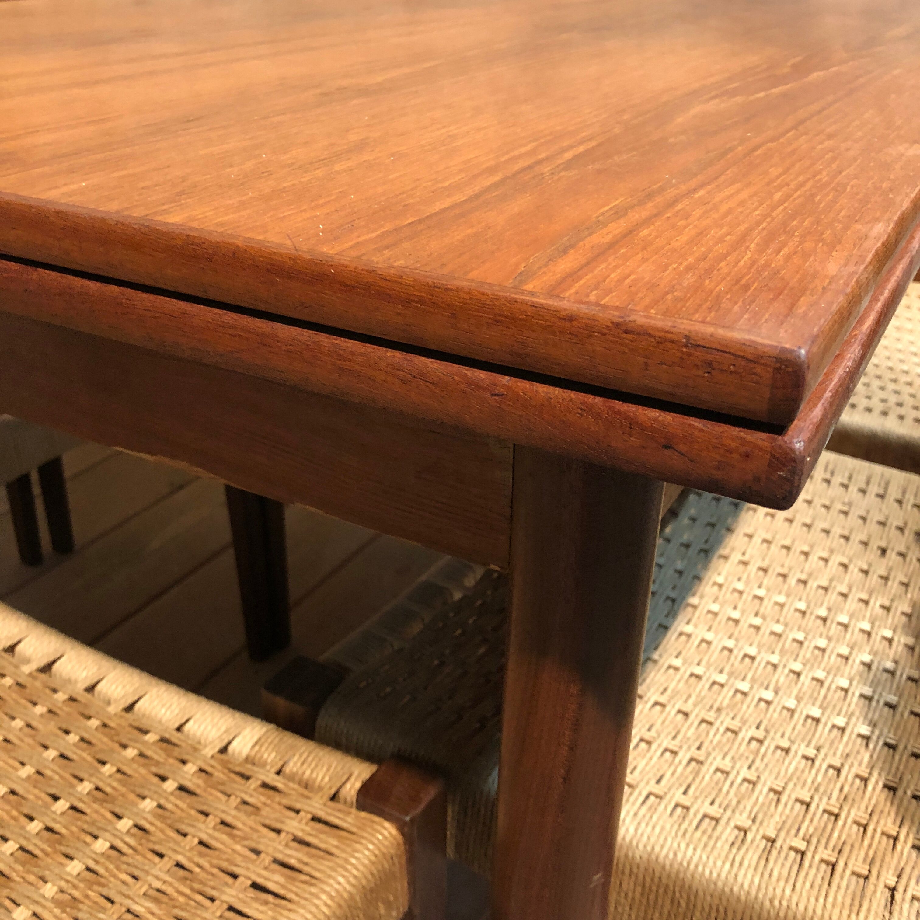 Table vintage scandinave en teck avec deux rallonges