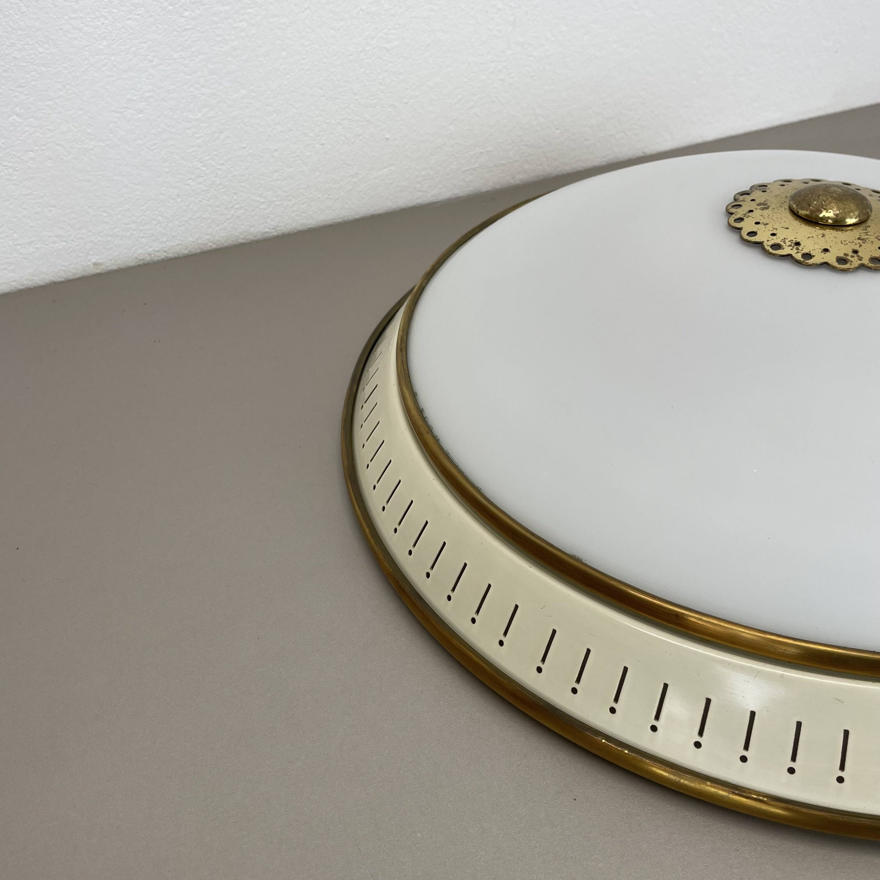 Plafonnier mural en métal opale moderniste, Italie années 1950