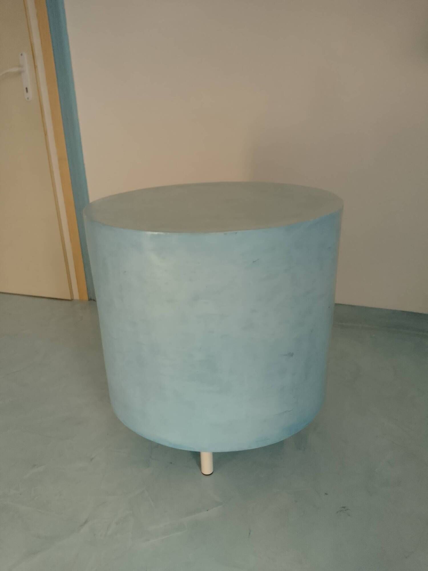 Pastel blue cylindrical coffee table "Tambour" – Artisan design.