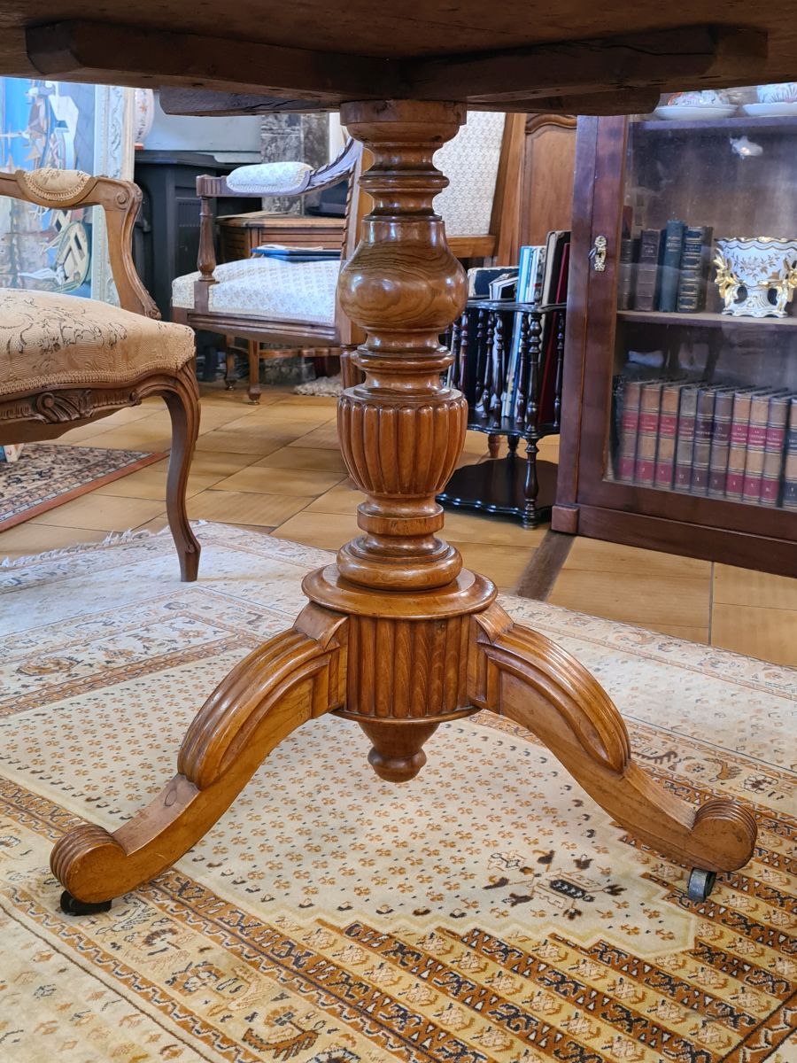 Side table pedestal table in fresne