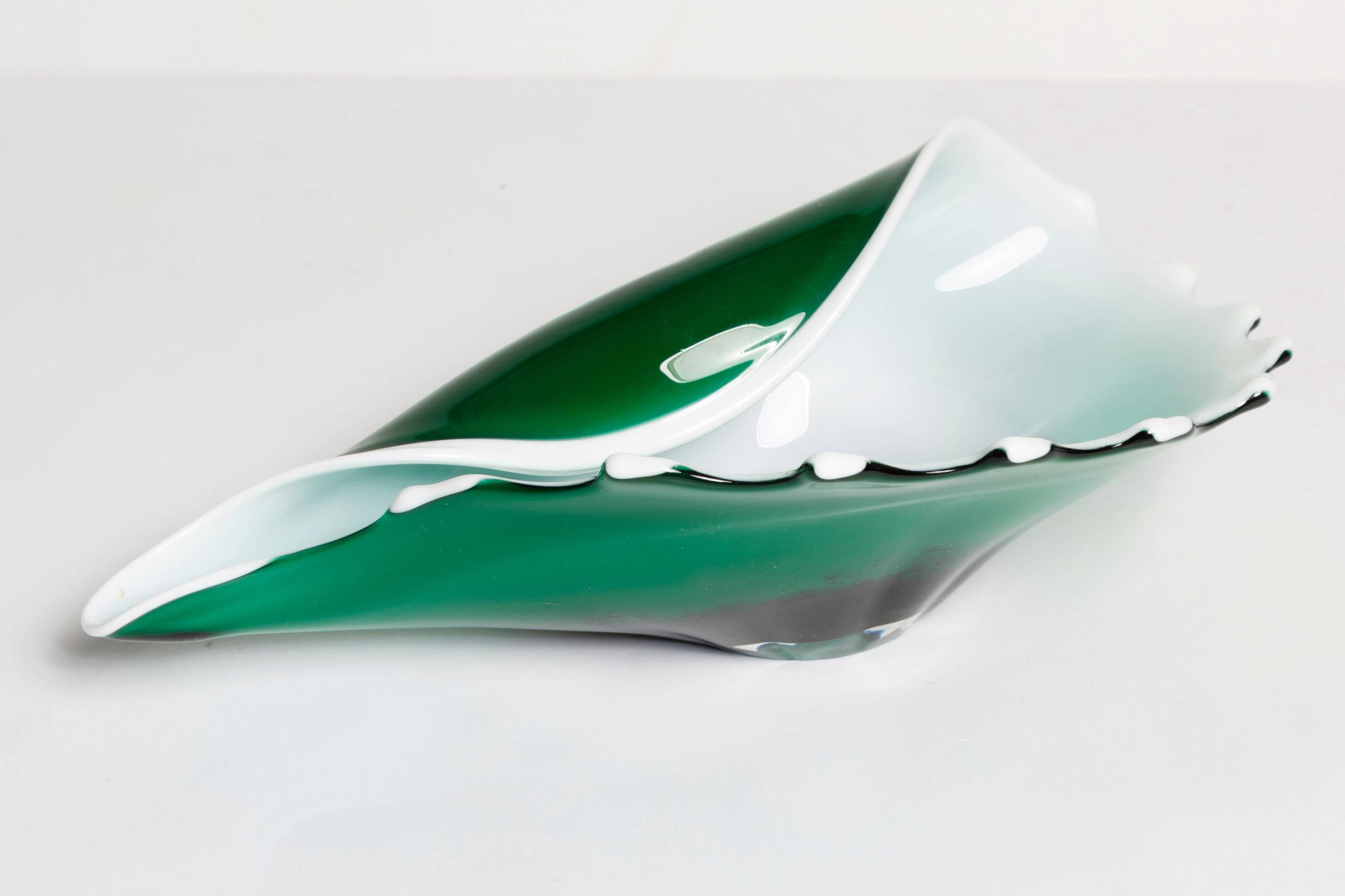 Vintage green and white decorative plate mid-century small shell Italy 1960