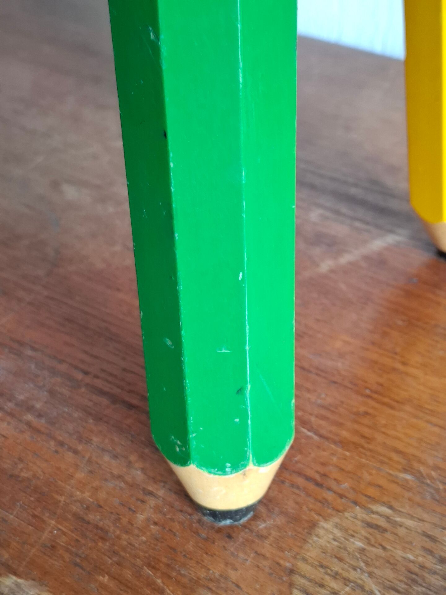 Tabouret crayon Memphis