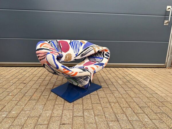 Artifort Ribbon chair van Pierre Paulin, Pierre Frey: La Toile du Paintre