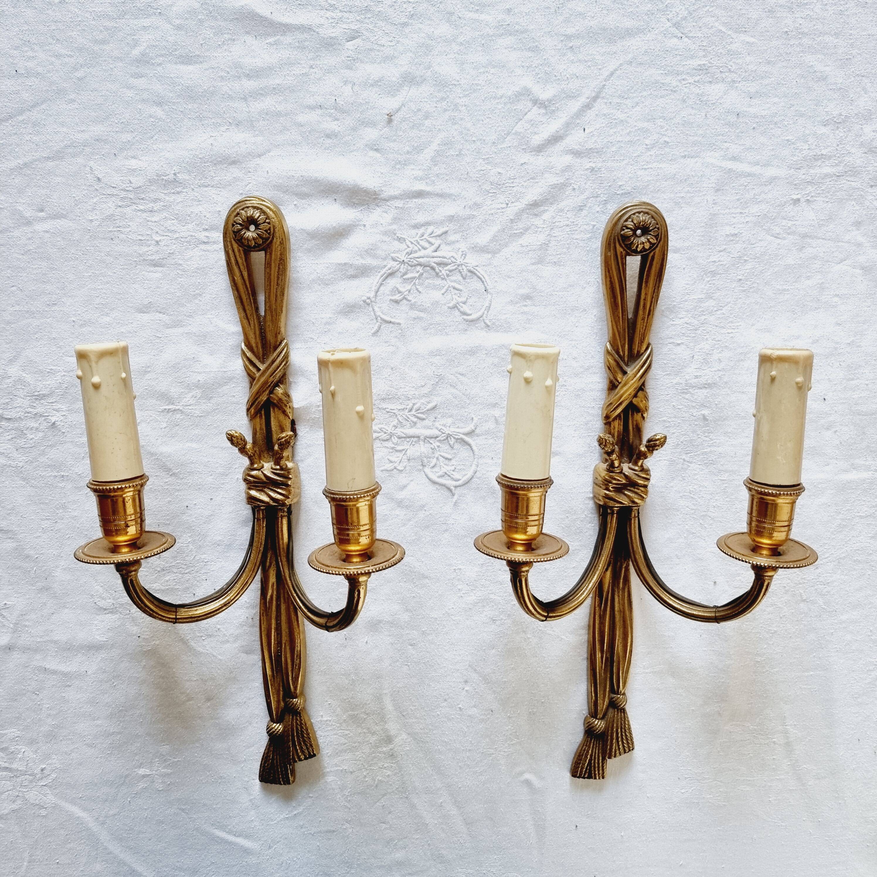 Pair of French wall sconces in bronze, Louis XVI style, with cord.