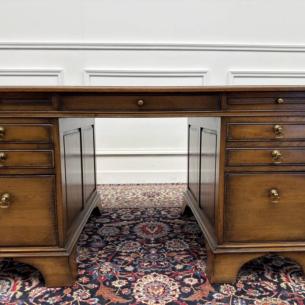 Bureau Chesterfield RAC Classic English
