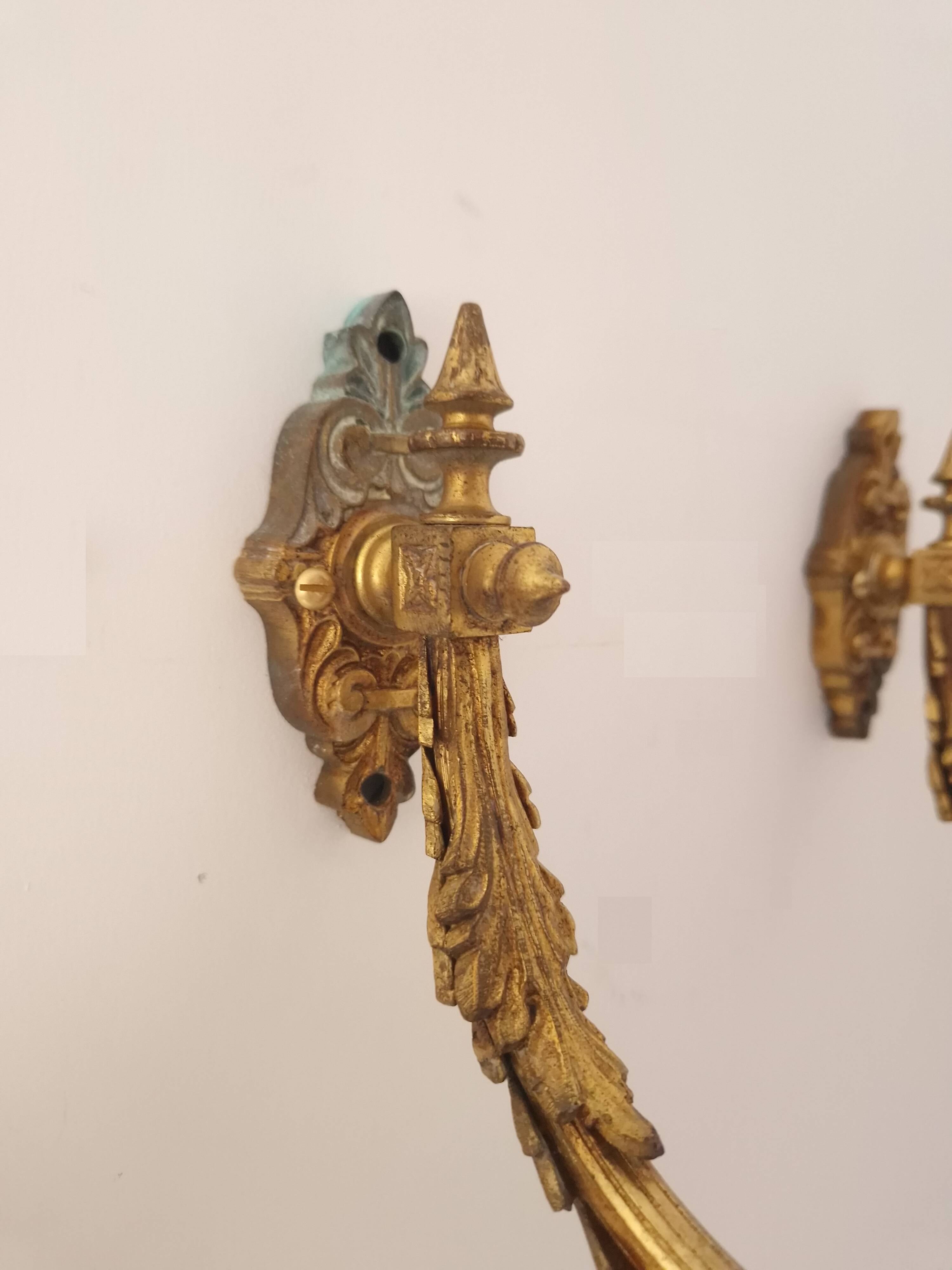 Antique wall lights in gilded brass – Louis XV style, charm and elegance