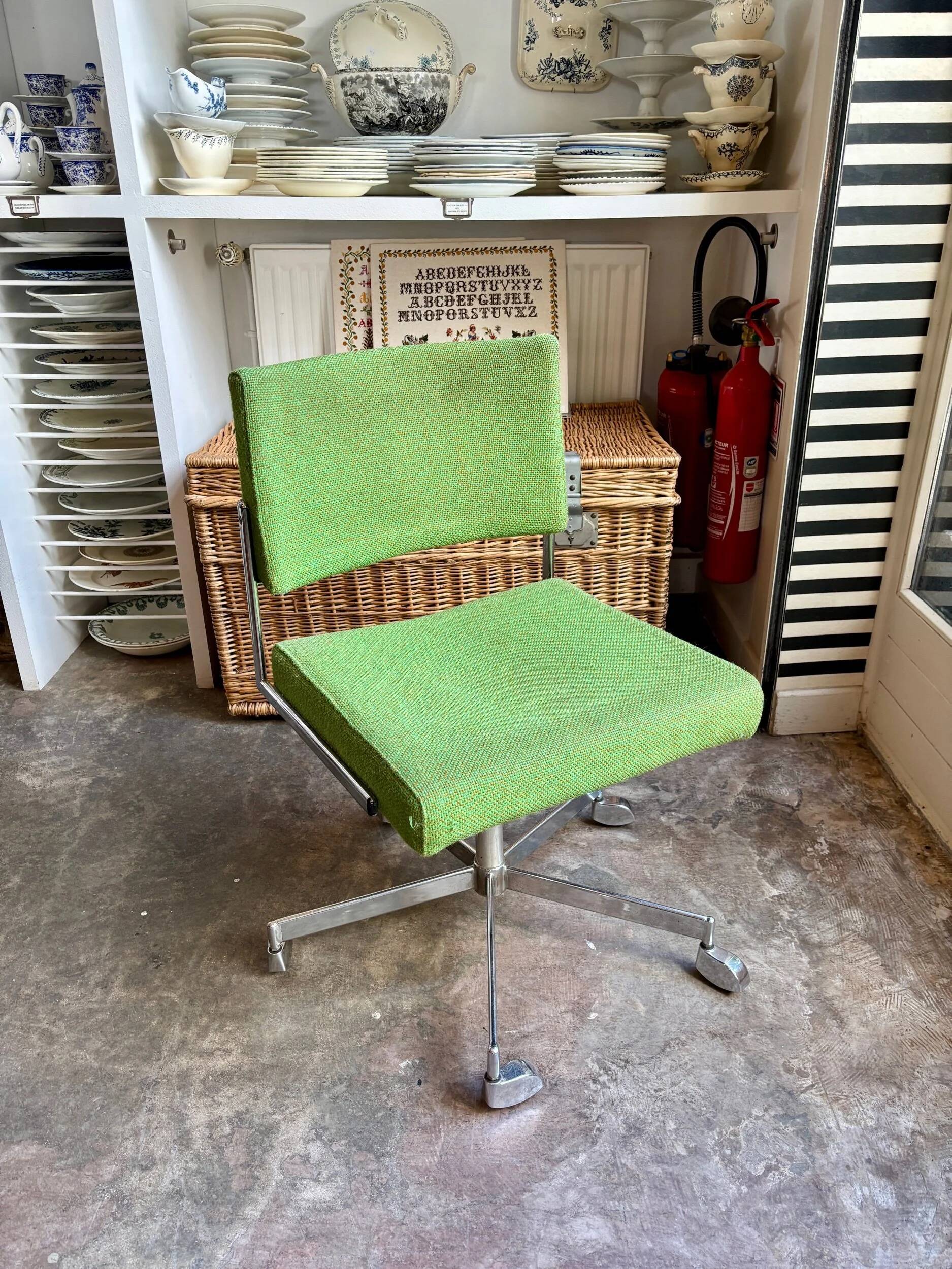 Chaise de bureau en tissu vert et métal chromé