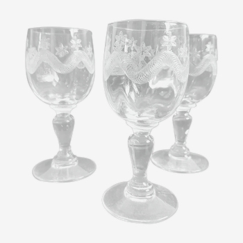 Set de 3 petits verres à pied en cristal décoration fine- très bon état