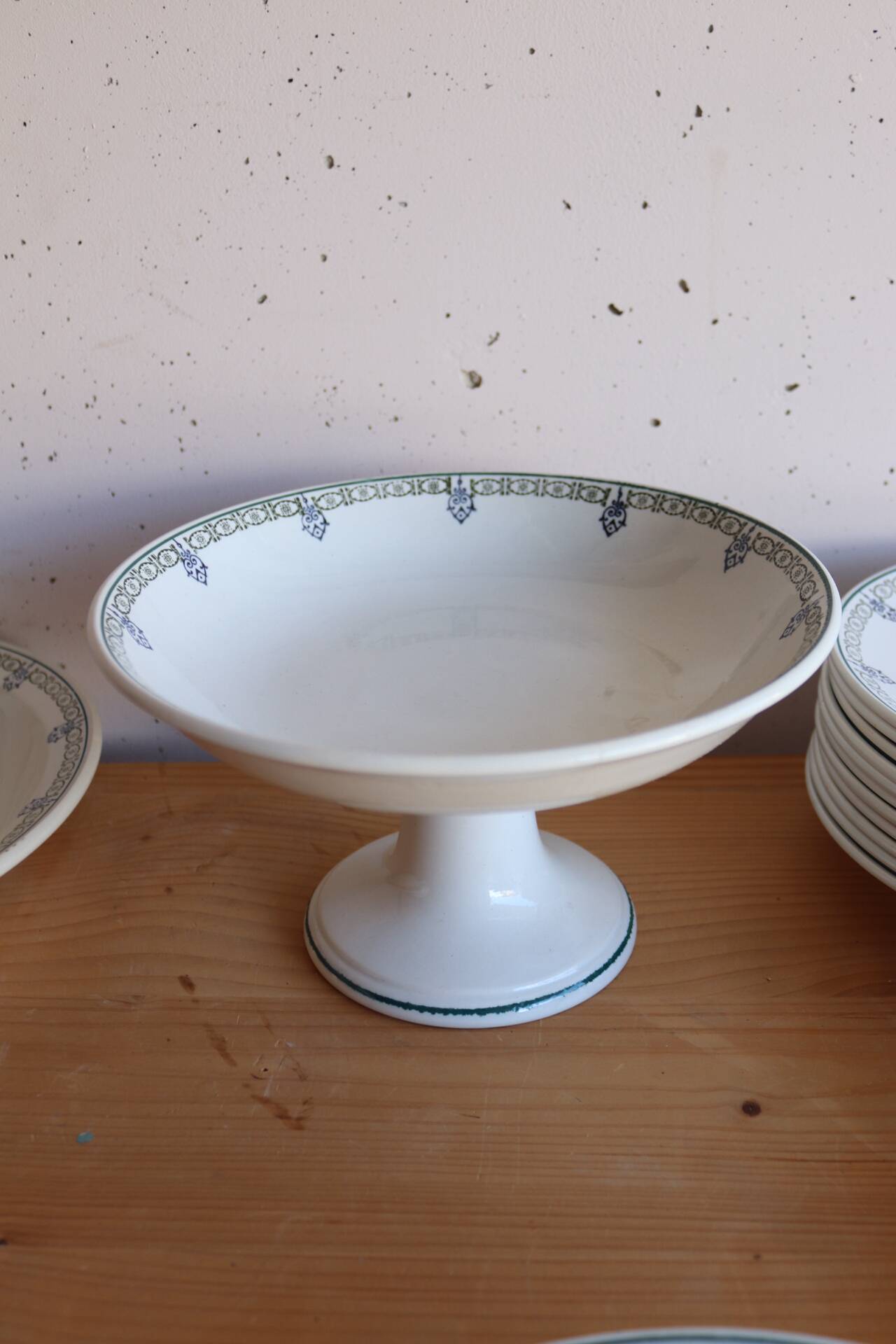 Service ancien en terre de fer décor bleu et vert , écru