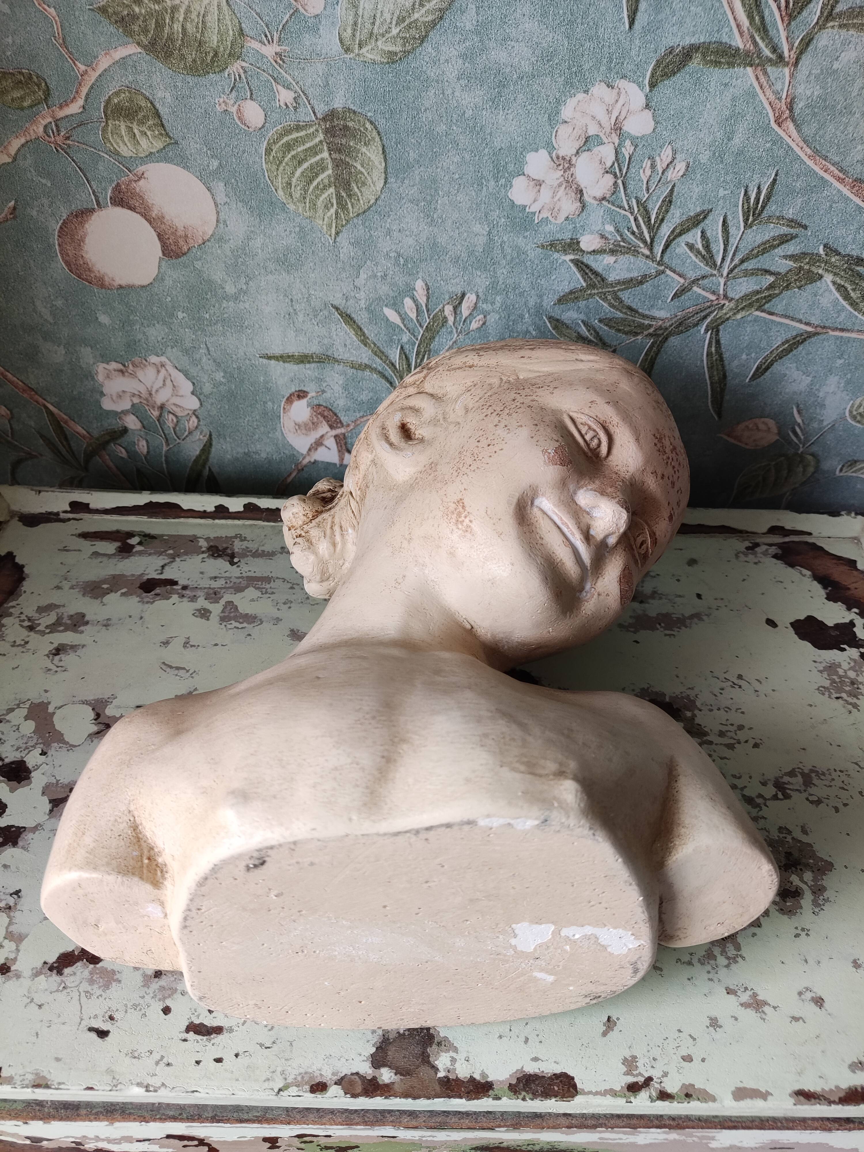 Buste jeune fille en plâtre
