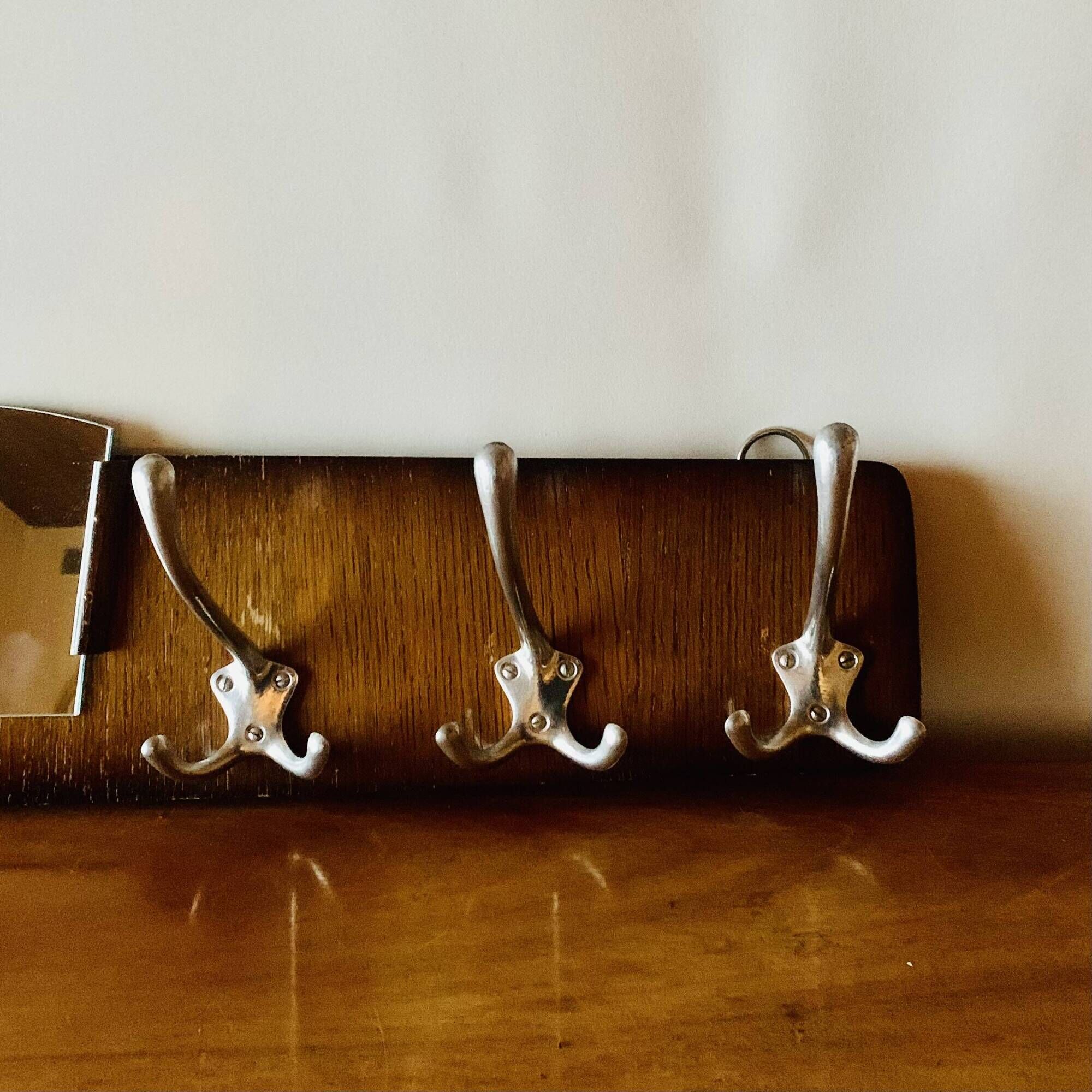 Wooden wall coat rack with vintage mirror - 6 hooks