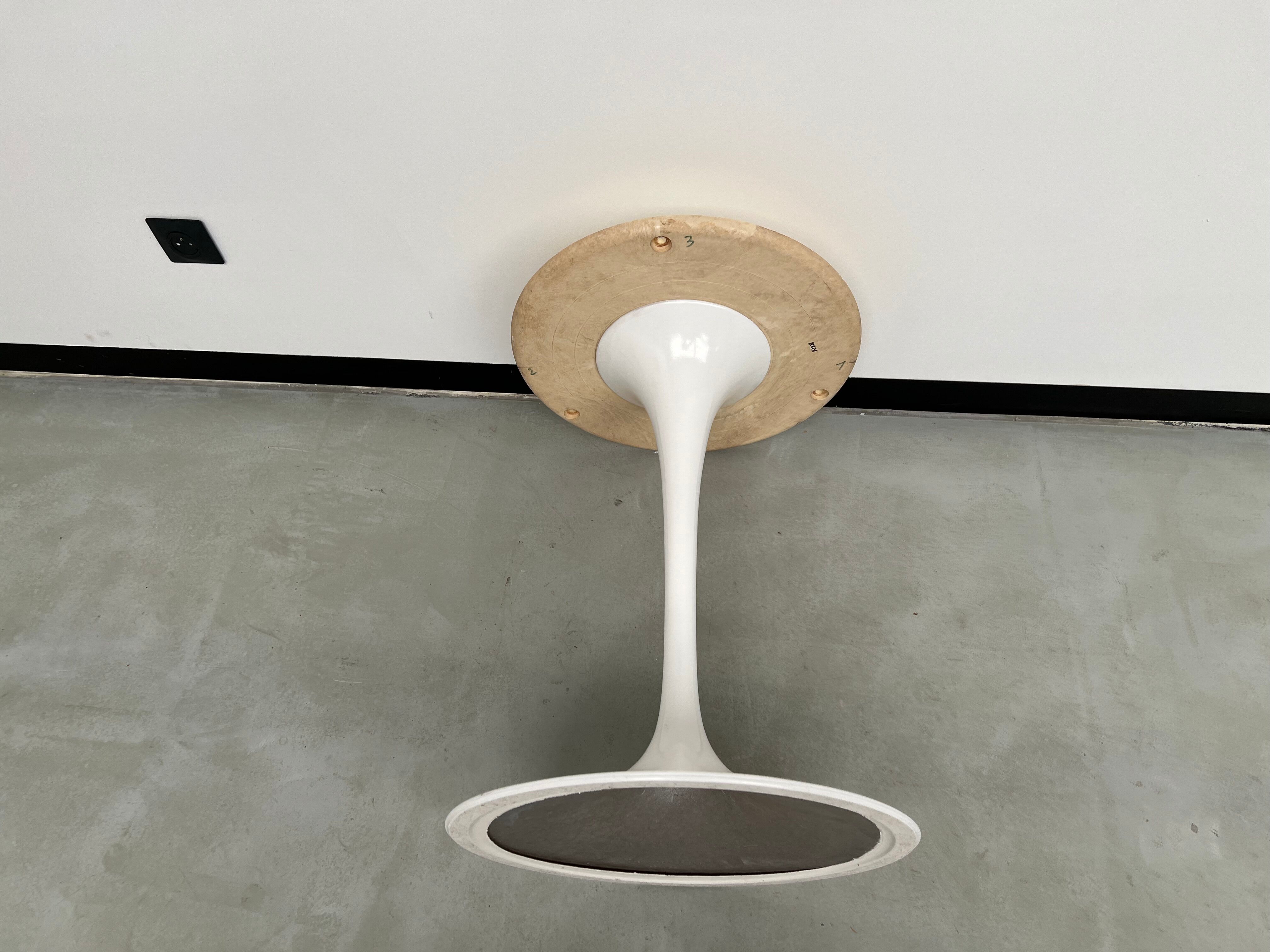 Florence Knoll round table, marble top and tulip base, circa 1960, Eero Saarinen