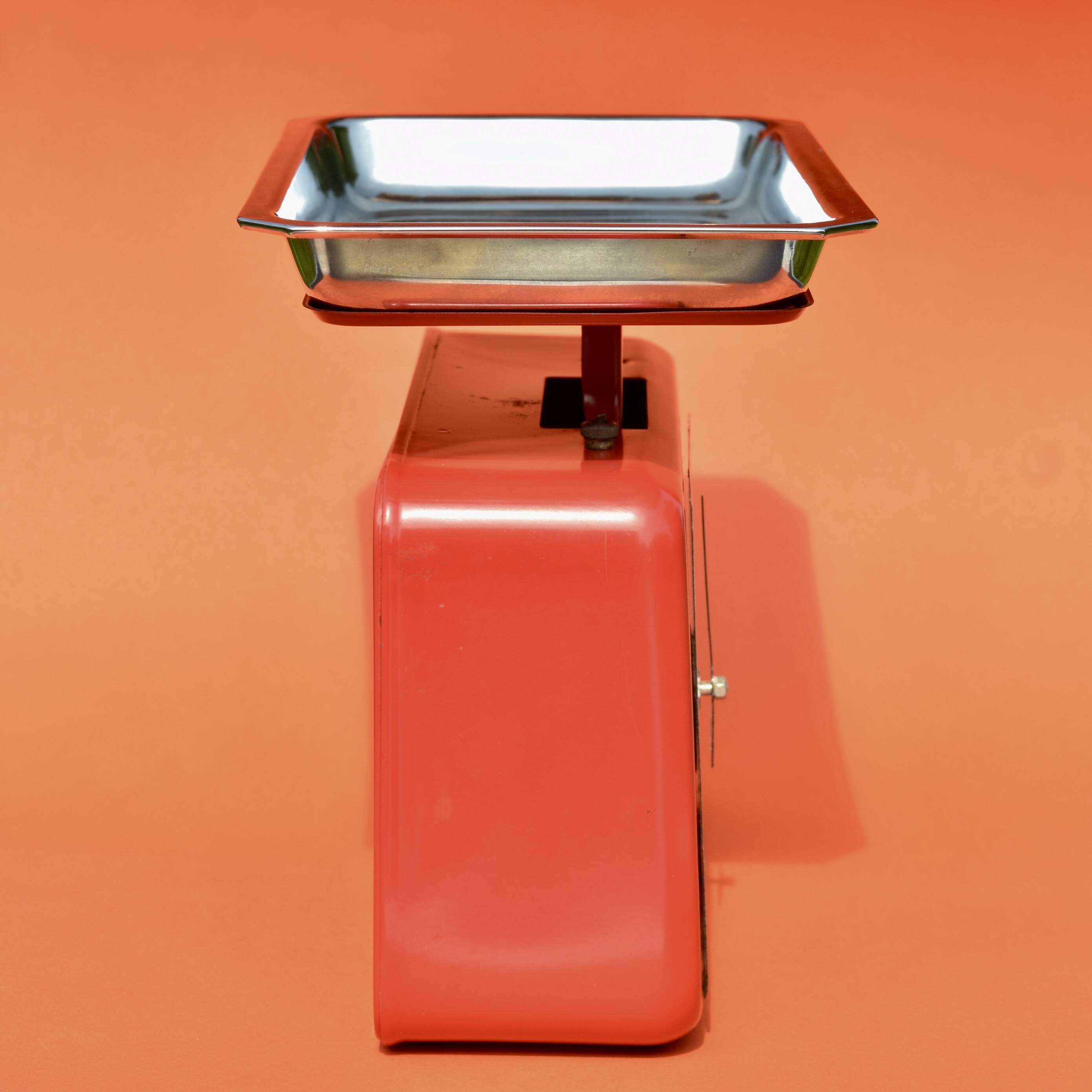 Stube - vintage household scale in red painted metal - force 10