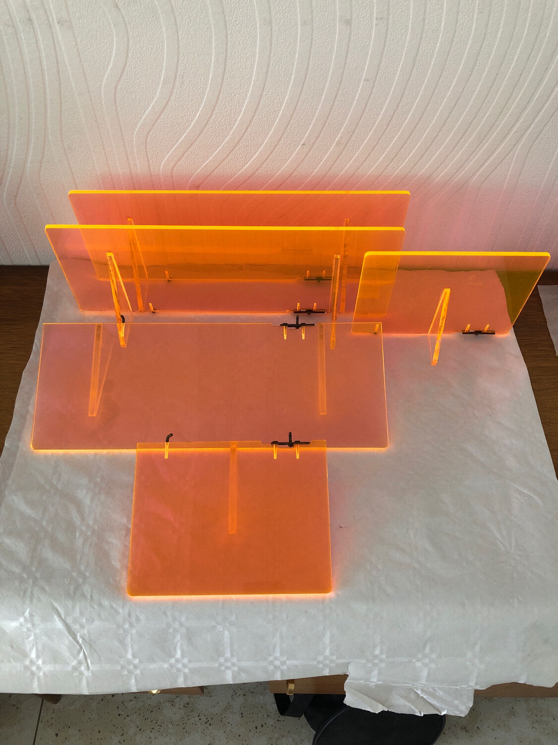5 étagères murales rétro en plexiglas orange fluo art deco