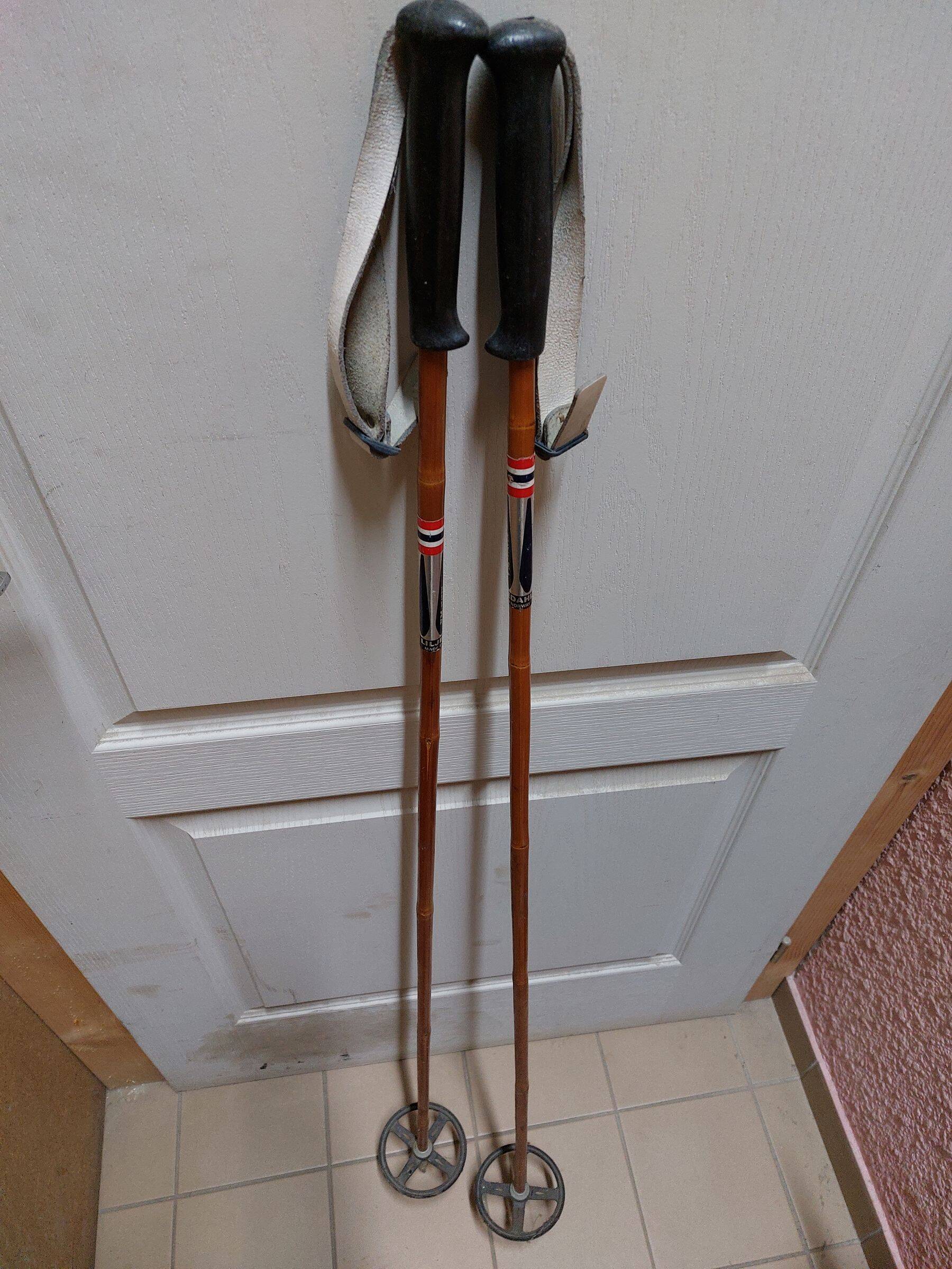 Pair of vintage bamboo ski poles - VM STAVEN - 131 cm
