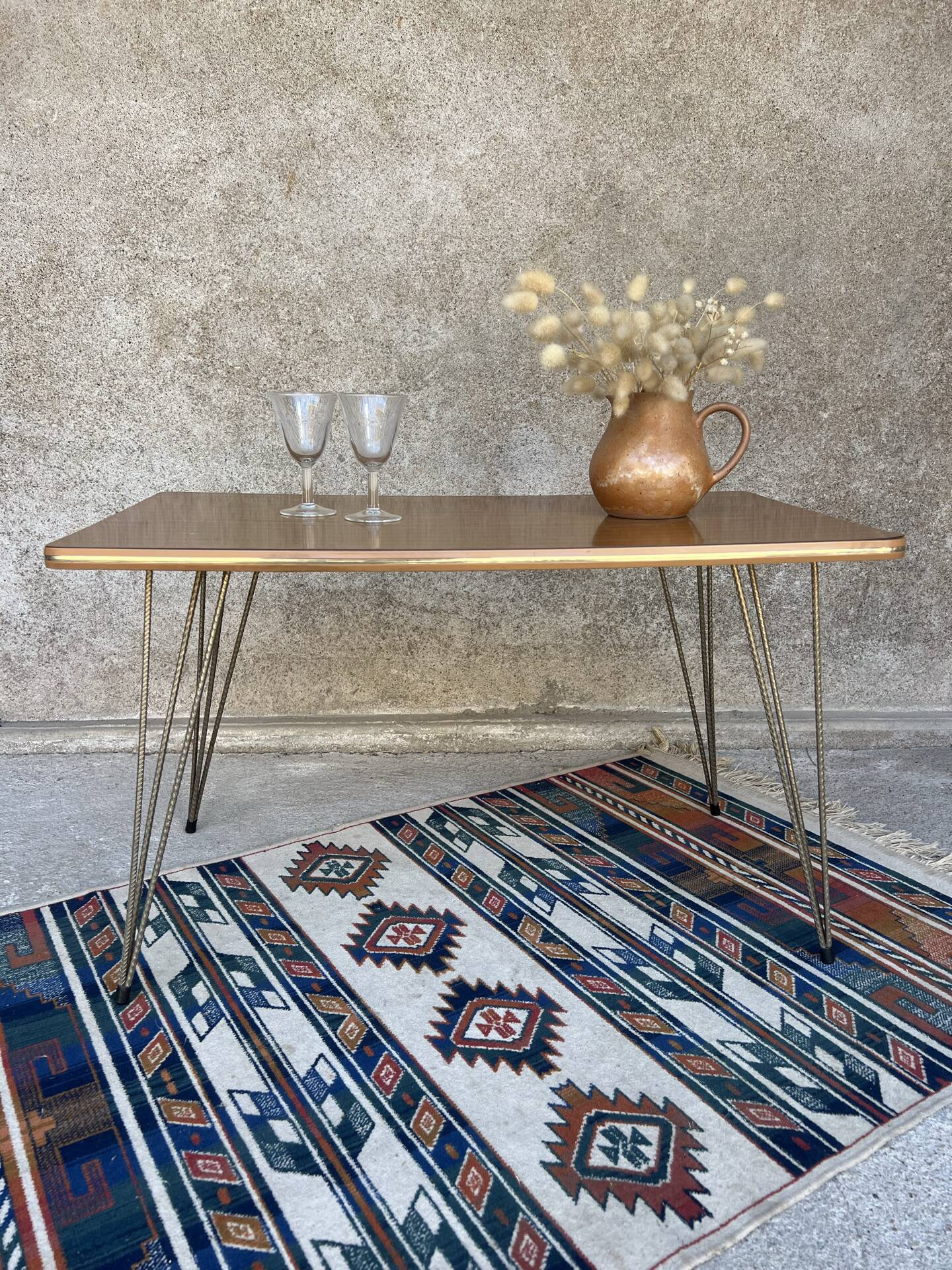 Petite table basse vintage en Formica - pieds Eiffel