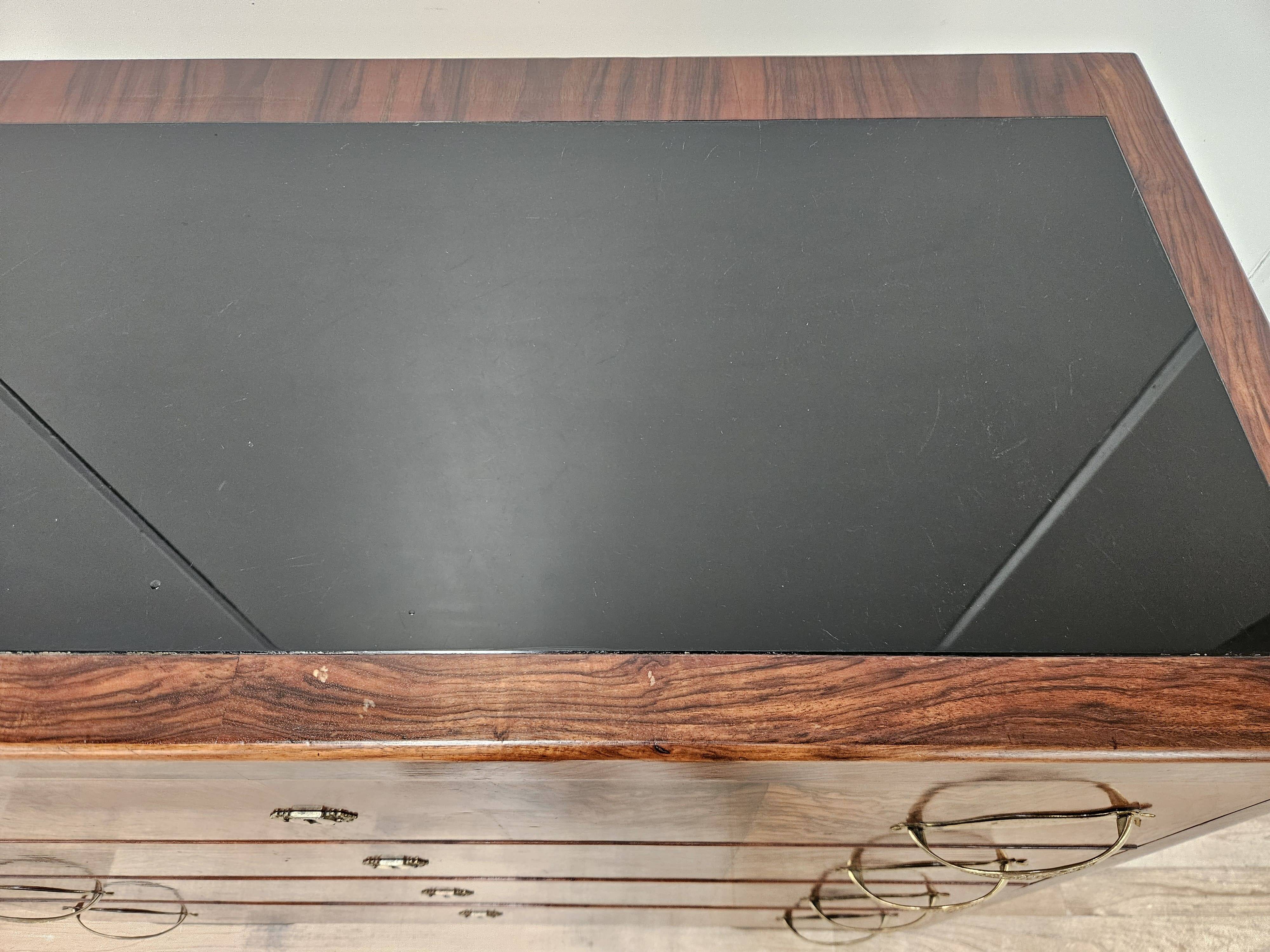 1940s Art Decò chest of drawers in walnut burl with black glass top
