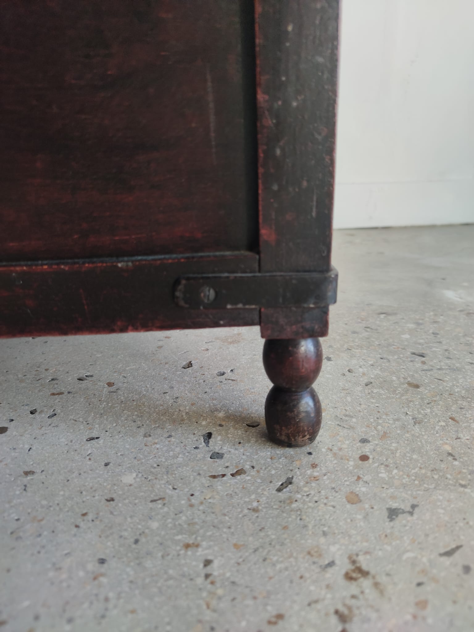 Natural wood chest forming a bench, ringed shoulders