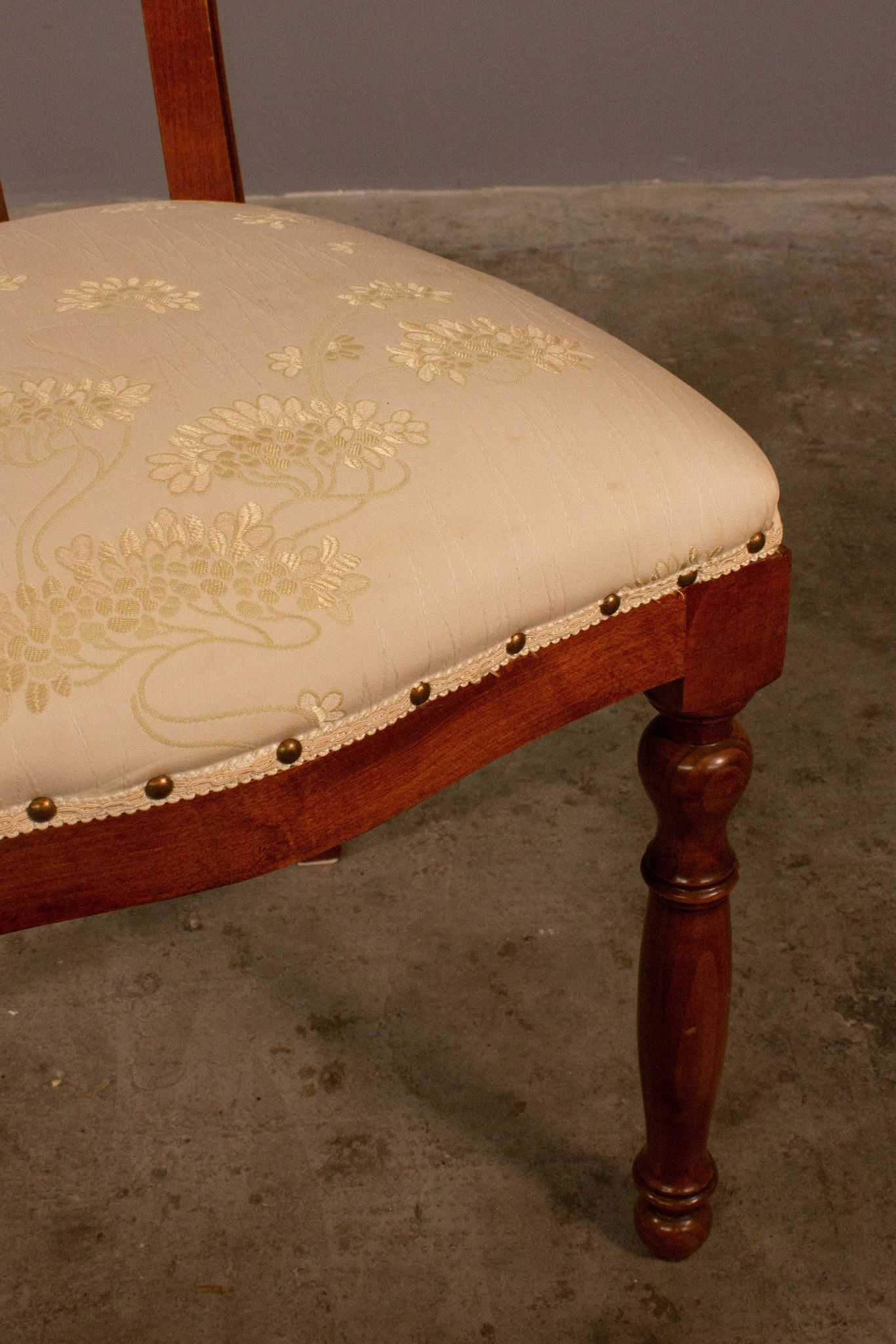 Upholstered damask table and 4 cherry chairs from the 80s