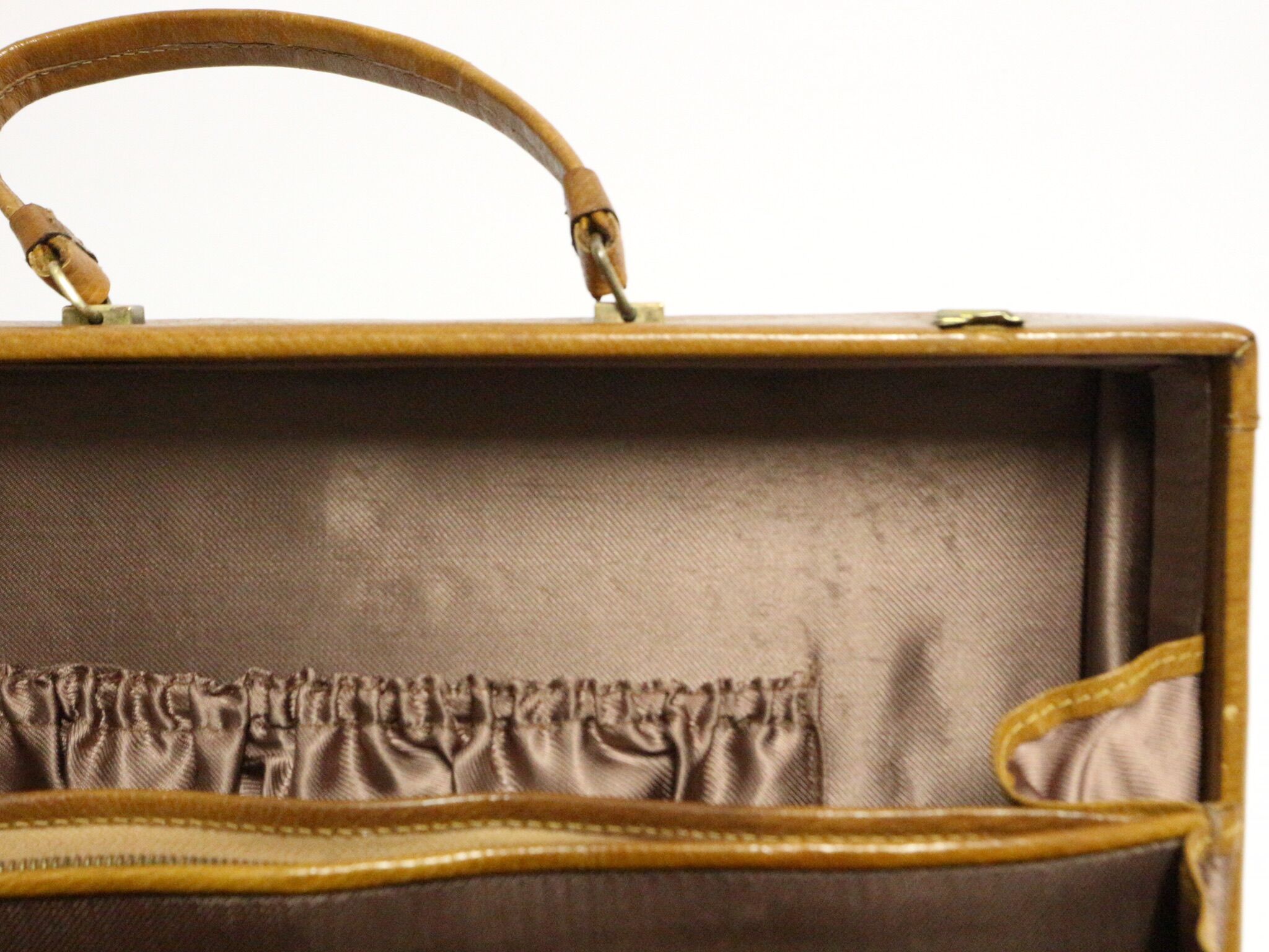 Set three vintage leather suitcases