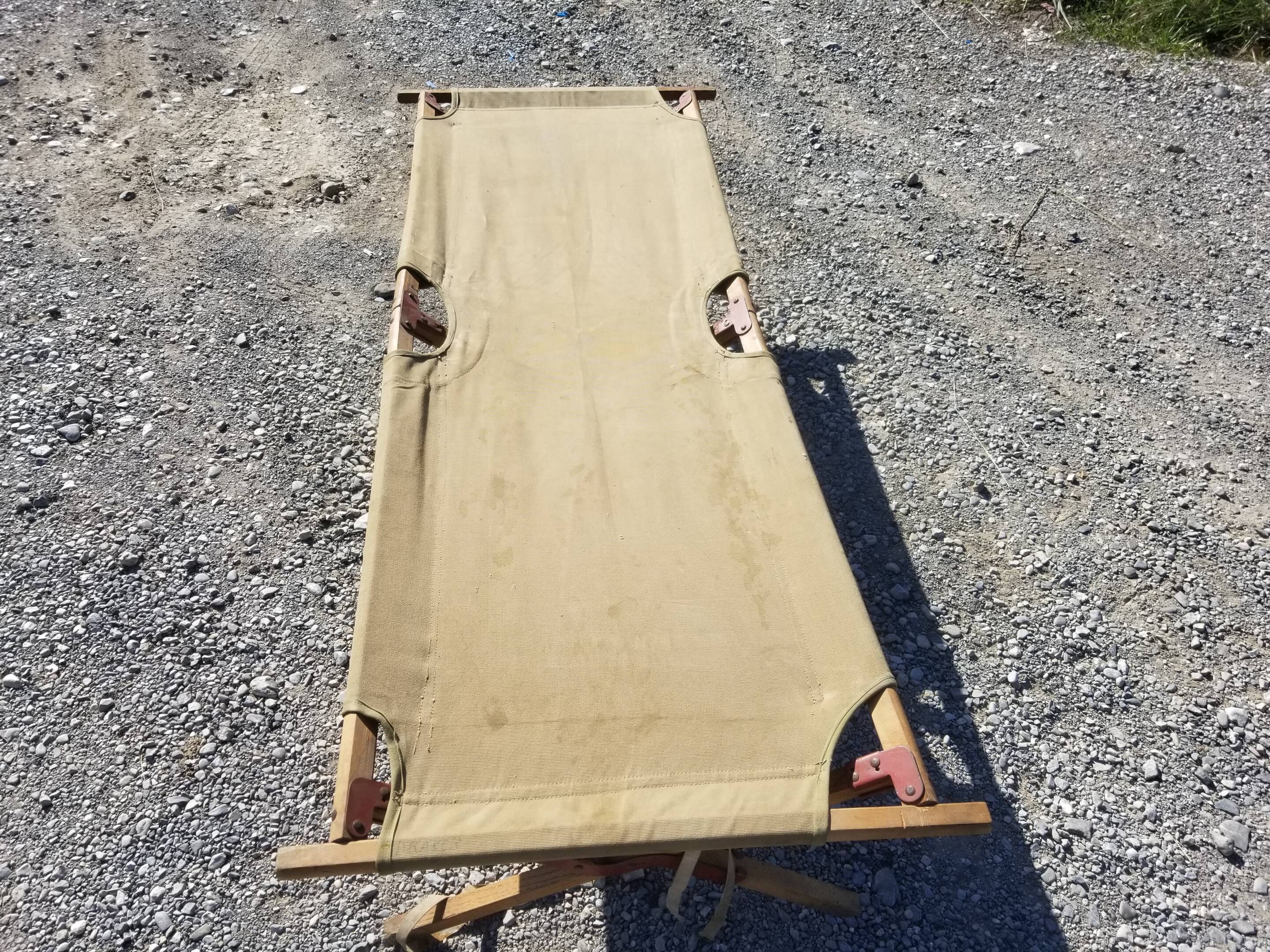 Ancien lit de camp militaire en bois et toile