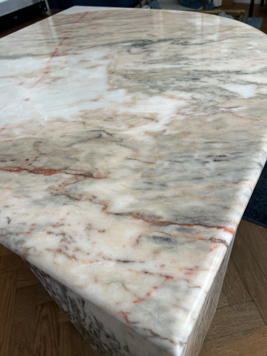 Table basse en marbre design goutte d’eau année 70