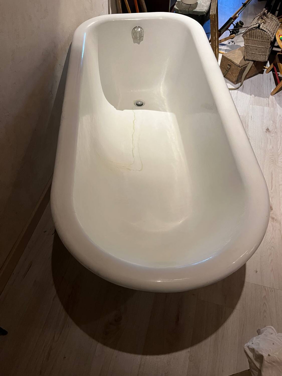 Cast iron lion's feet bathtub early 20th century
