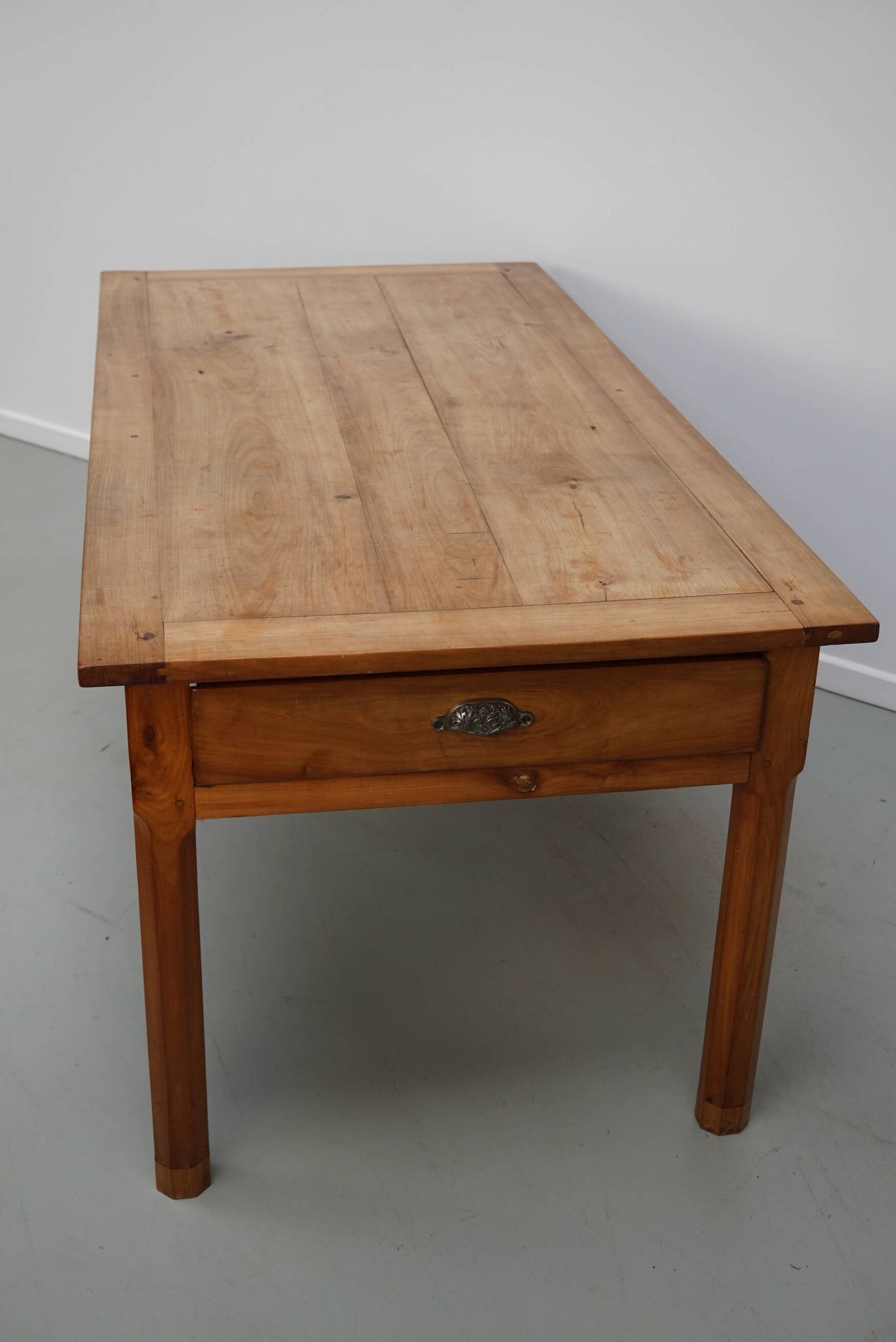 Table à manger de ferme française en cerisier antique, 19e siècle