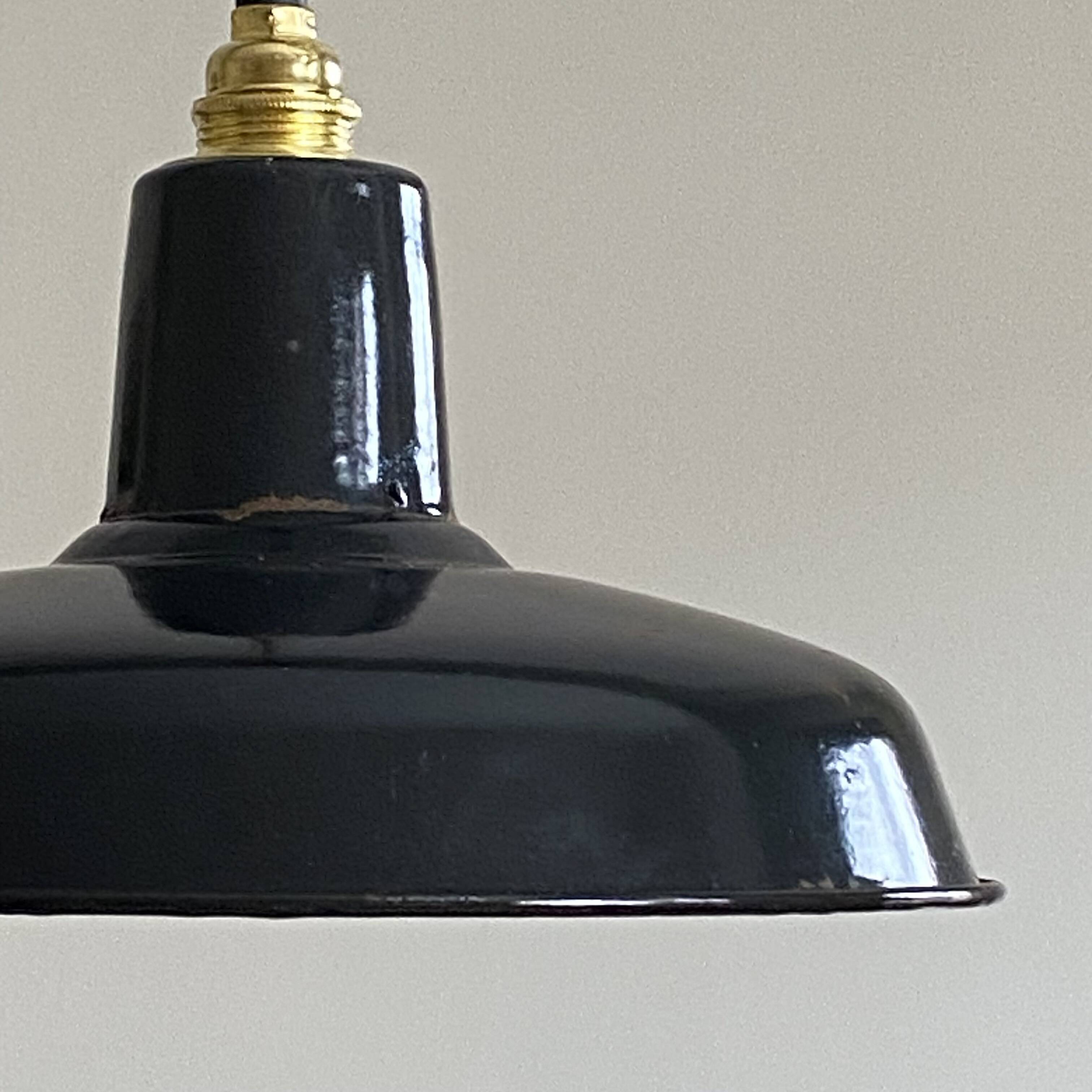 Suspension antique lampshade in black enamelled sheet metal.