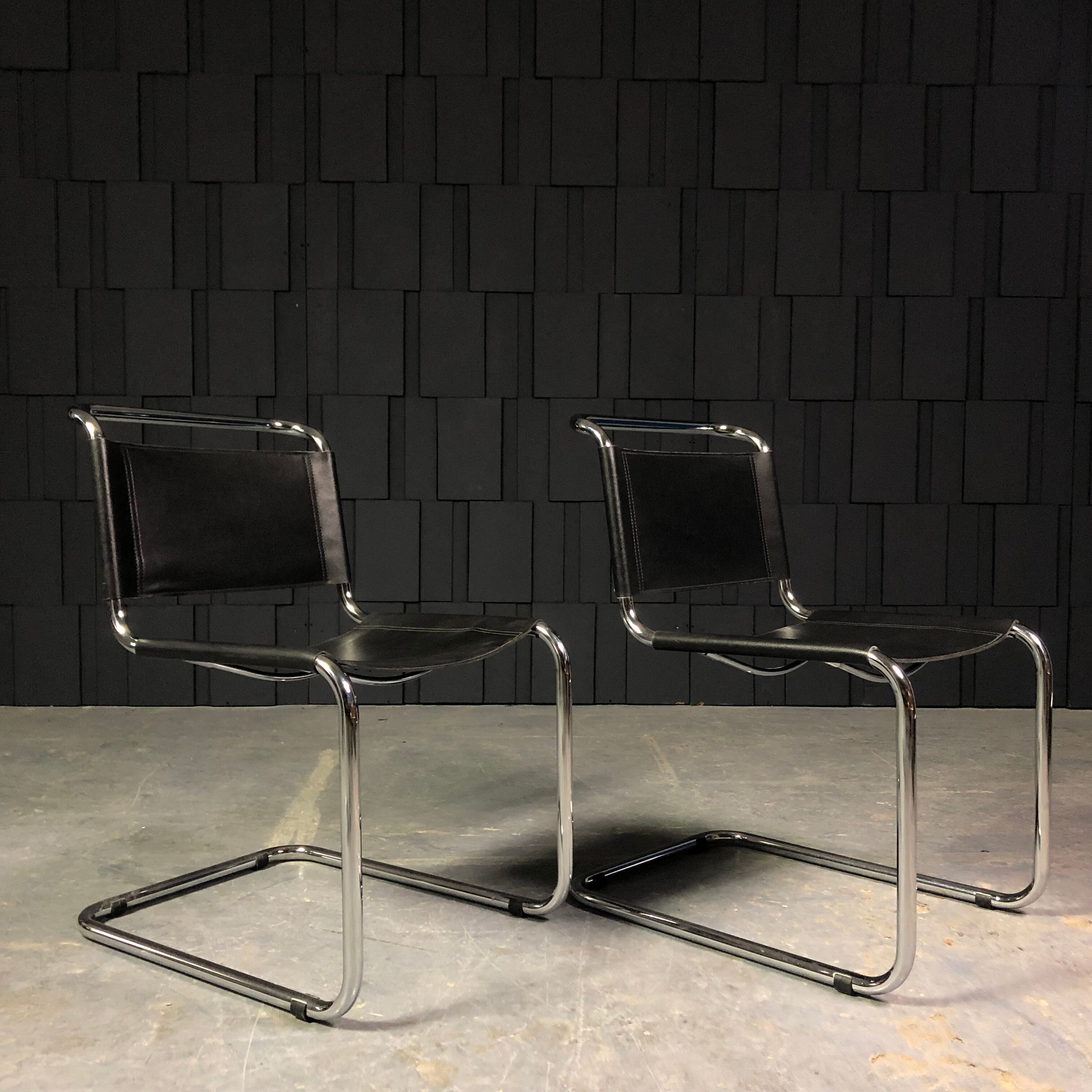 Paire de chaises S33 cuir noir et chrome