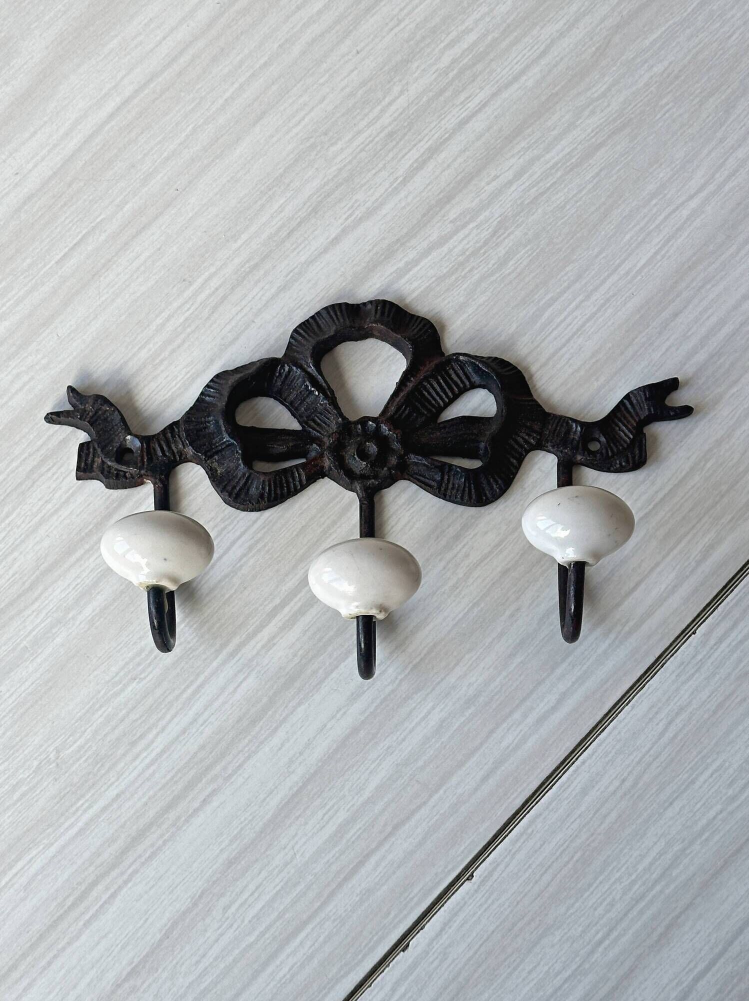 Wall hook with 3 hooks